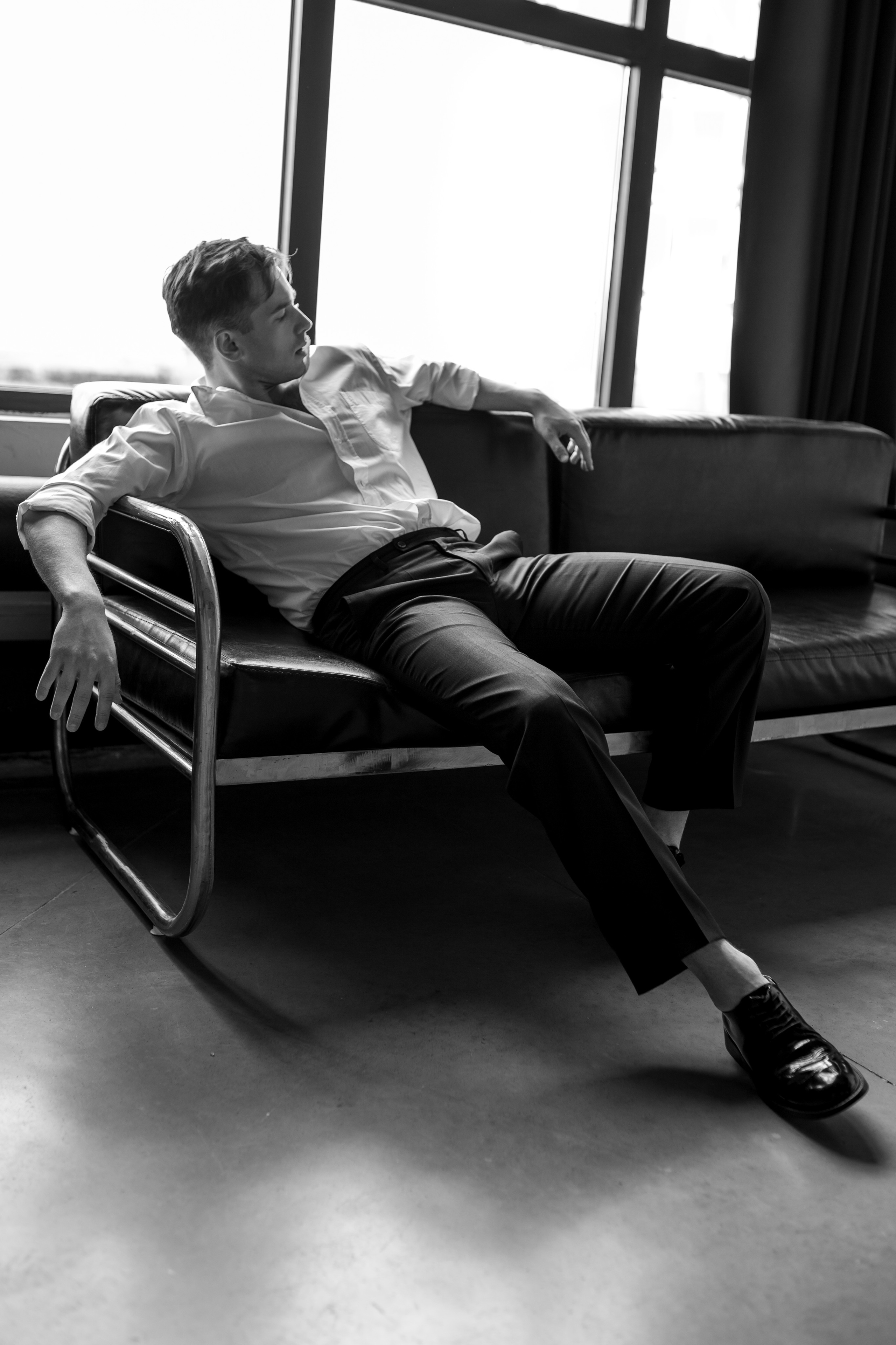 Фотосессия актёра Владислава Чербаева в студии с противогазом и без. Фотограф в Москве Анна Яковлева