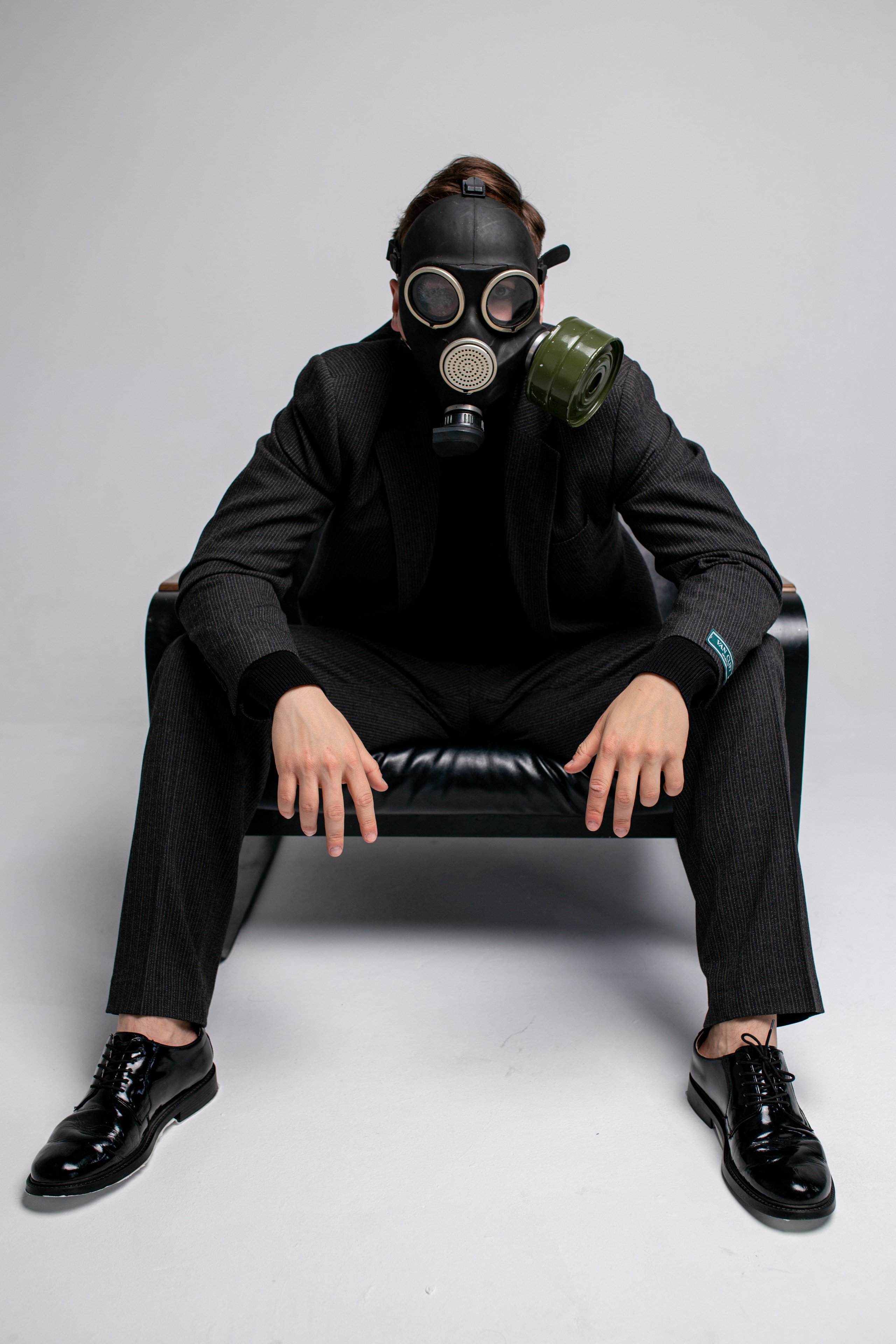 Фотосессия актёра Владислава Чербаева в студии с противогазом и без. Фотограф в Москве Анна Яковлева