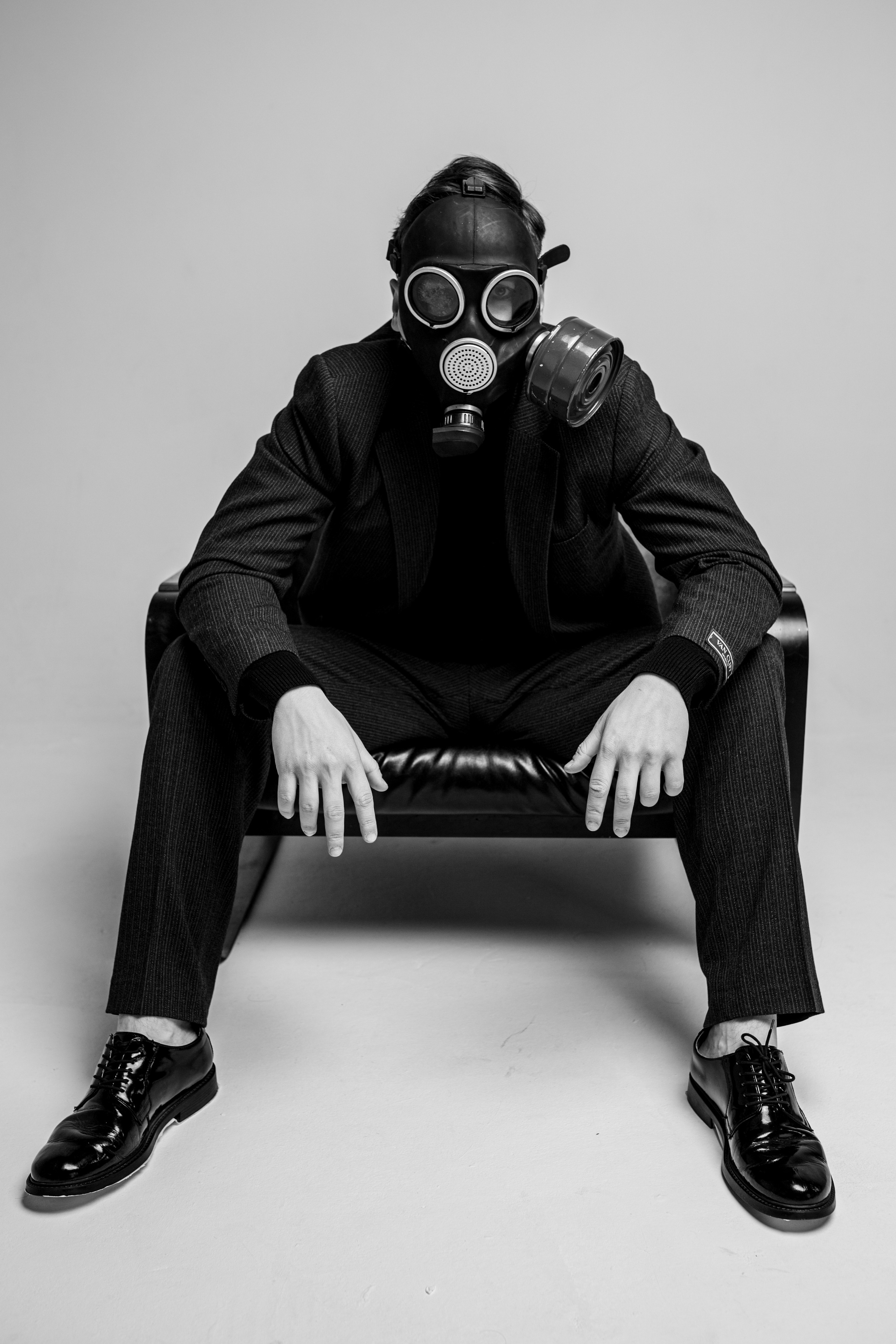 Фотосессия актёра Владислава Чербаева в студии с противогазом и без. Фотограф в Москве Анна Яковлева