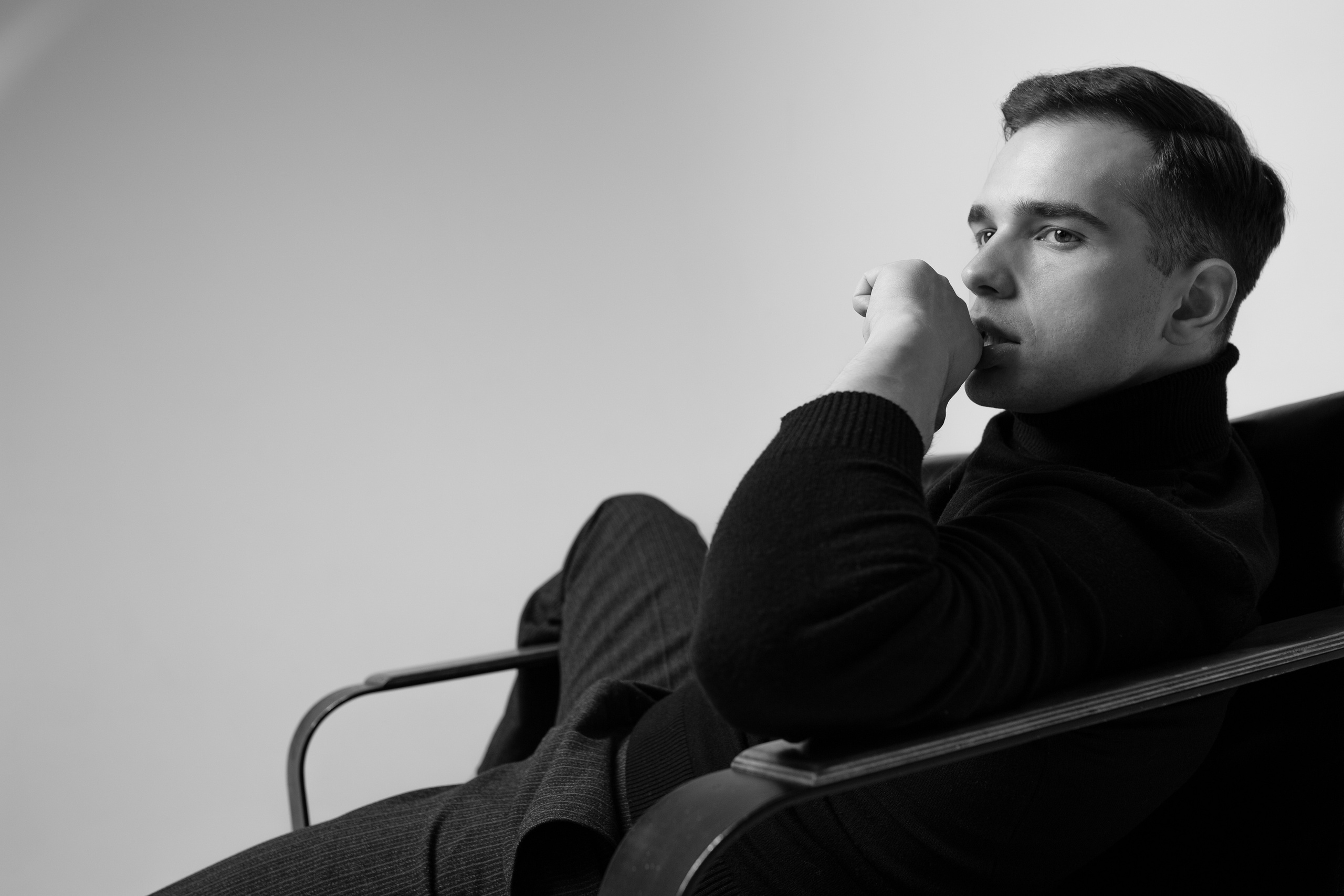 Фотосессия актёра Владислава Чербаева в студии с противогазом и без. Фотограф в Москве Анна Яковлева