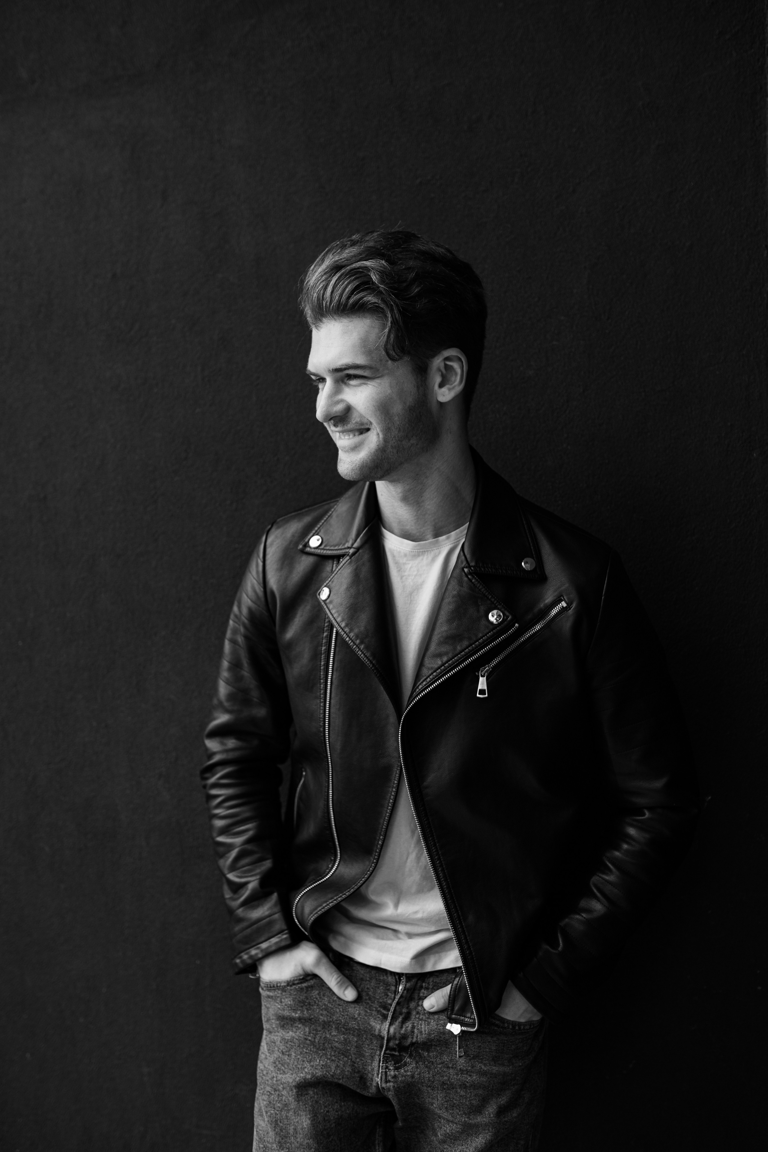 Фотосессия актёра Владислава Картамышева в арт-пространстве Флакон. Фотограф в Москве Анна Яковлева