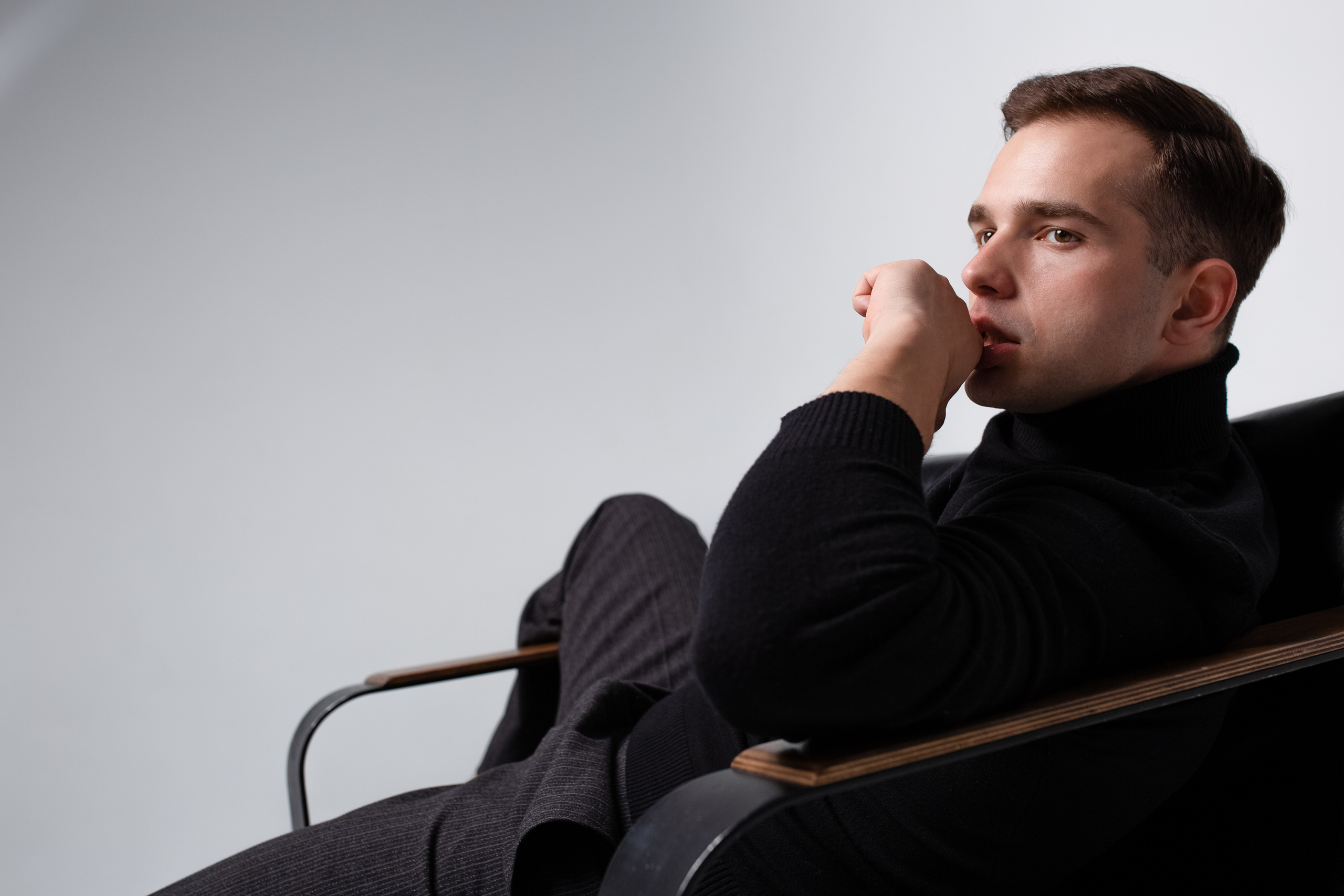 Фотосессия актёра Владислава Чербаева в студии с противогазом и без. Фотограф в Москве Анна Яковлева