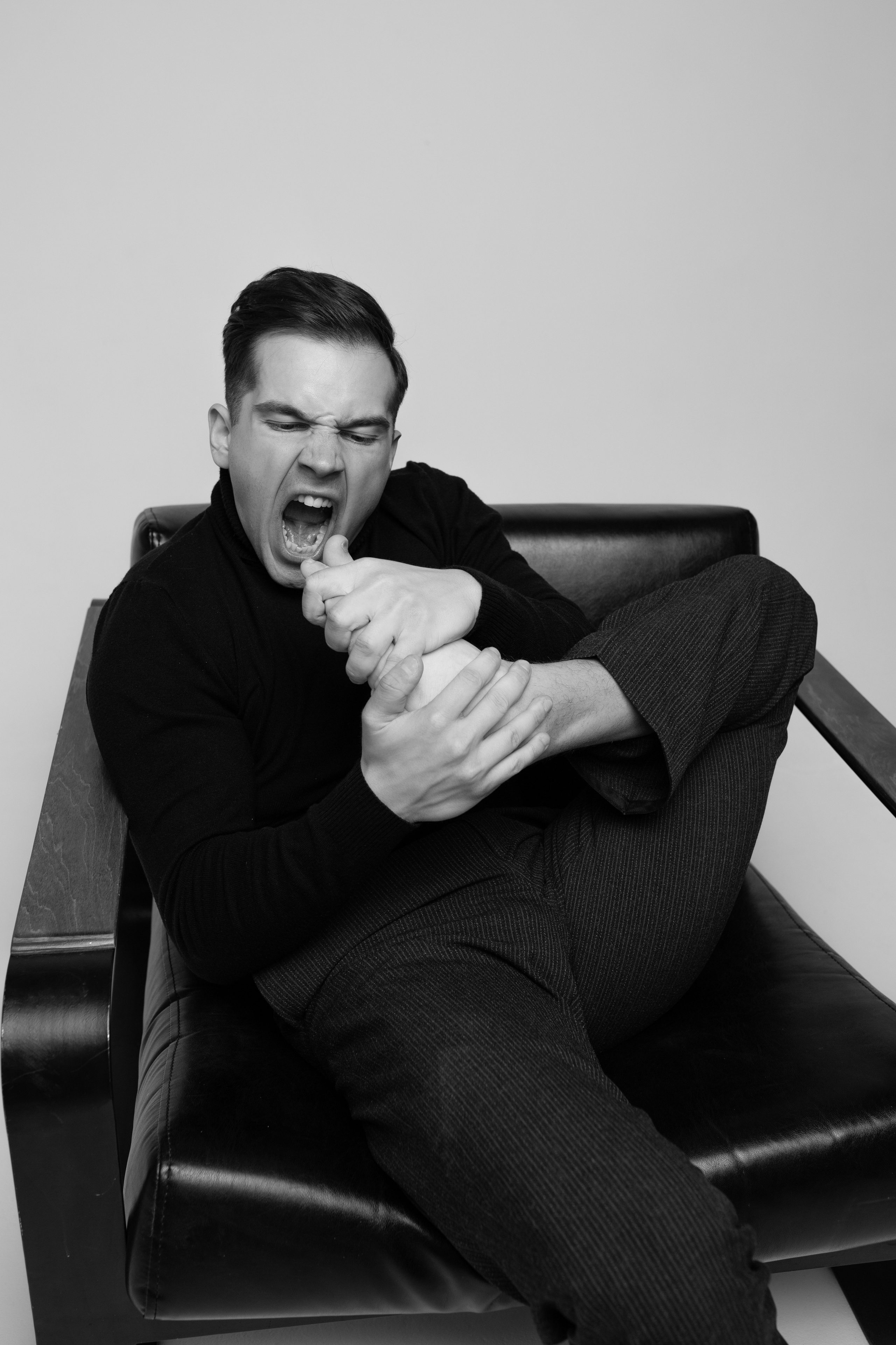 Фотосессия актёра Владислава Чербаева в студии с противогазом и без. Фотограф в Москве Анна Яковлева