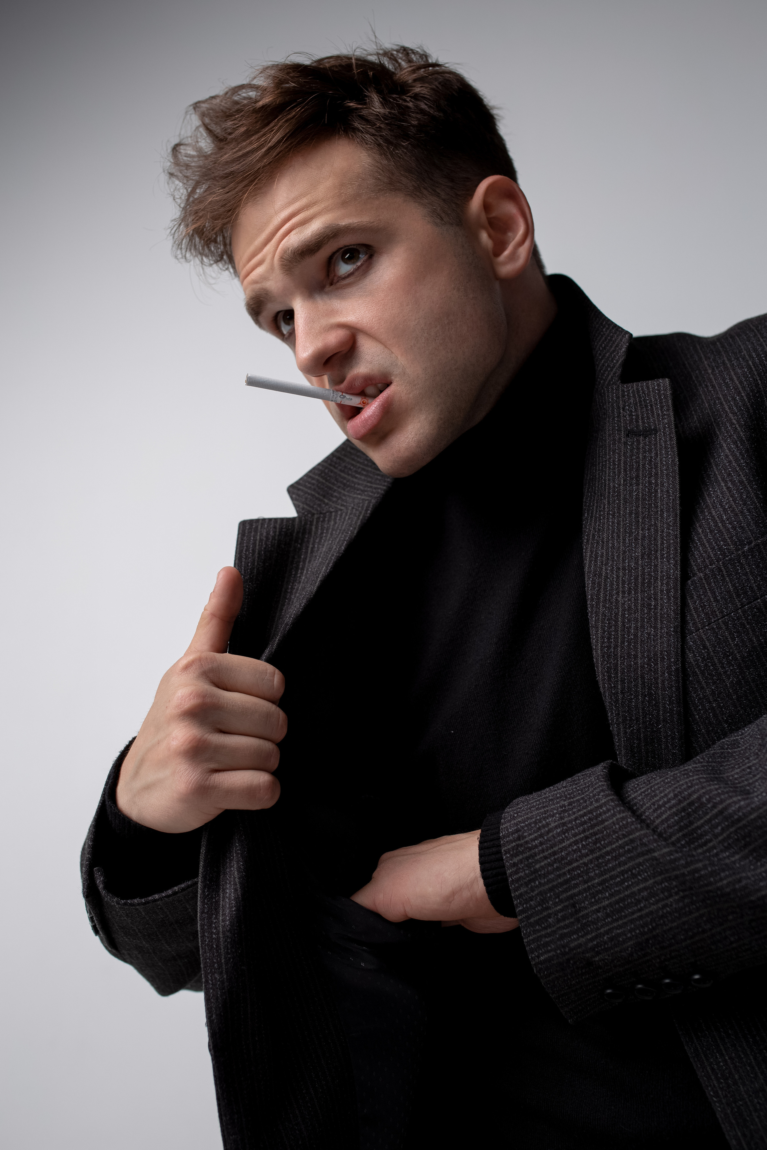 Фотосессия актёра Владислава Чербаева в студии с противогазом и без. Фотограф в Москве Анна Яковлева