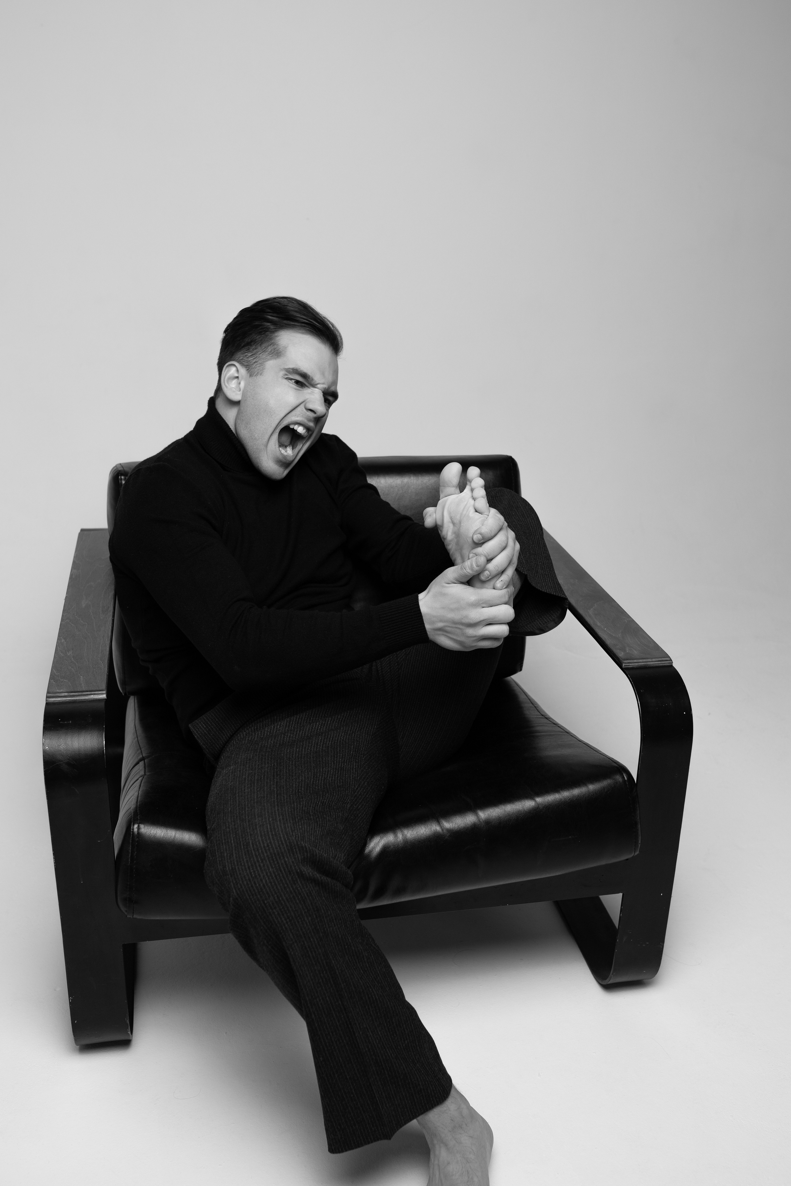 Фотосессия актёра Владислава Чербаева в студии с противогазом и без. Фотограф в Москве Анна Яковлева