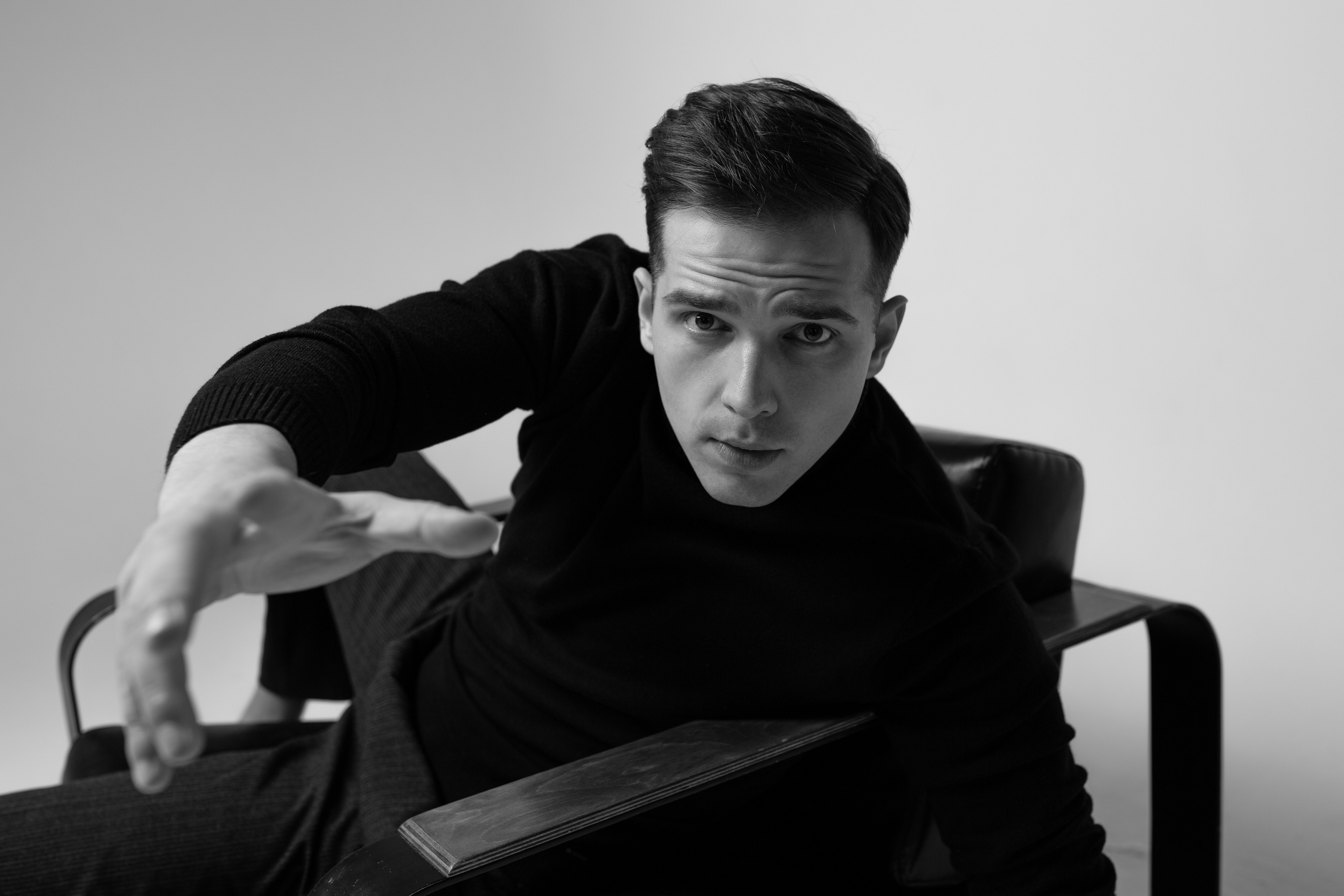 Фотосессия актёра Владислава Чербаева в студии с противогазом и без. Фотограф в Москве Анна Яковлева