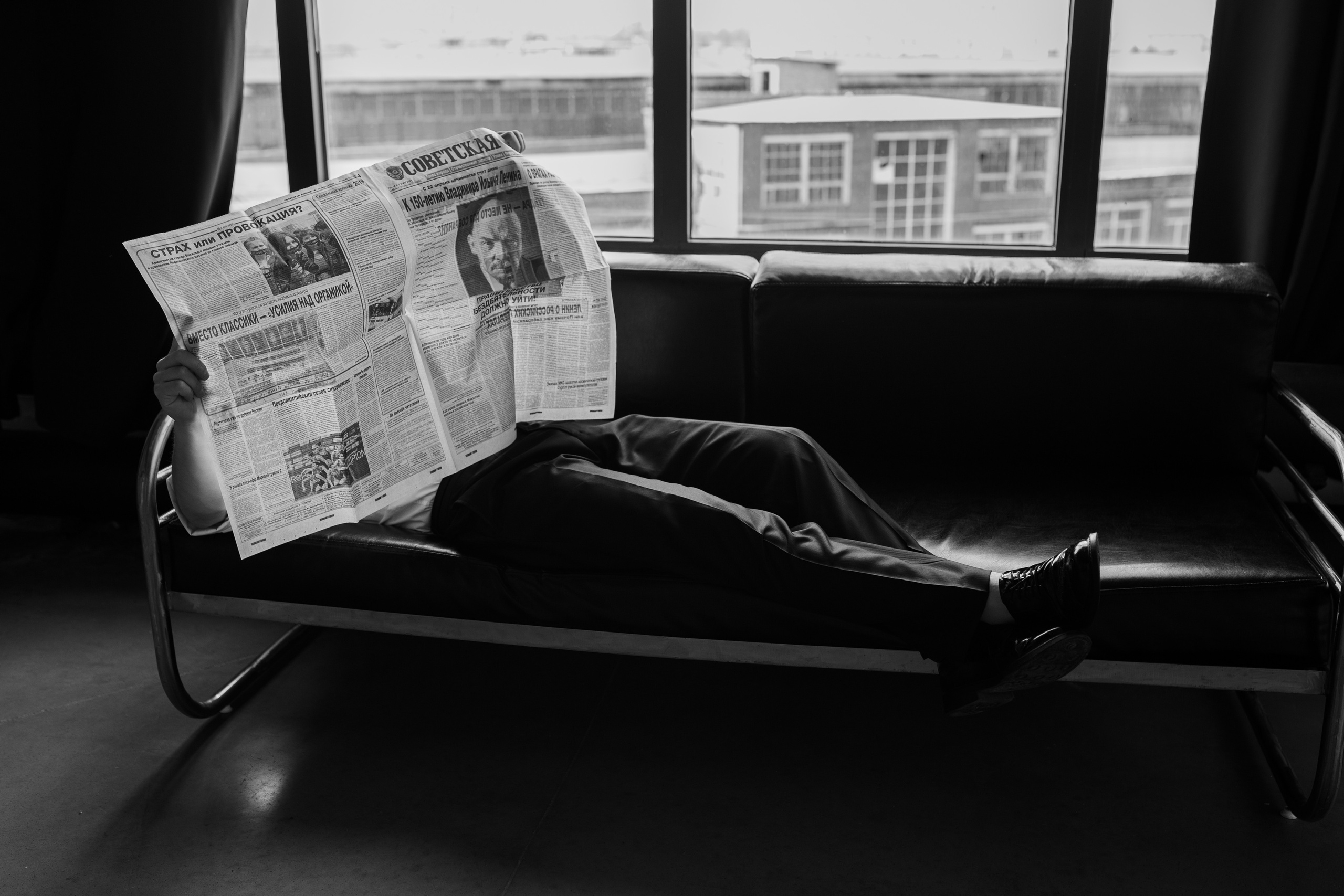 Фотосессия актёра Владислава Чербаева в студии с противогазом и без. Фотограф в Москве Анна Яковлева