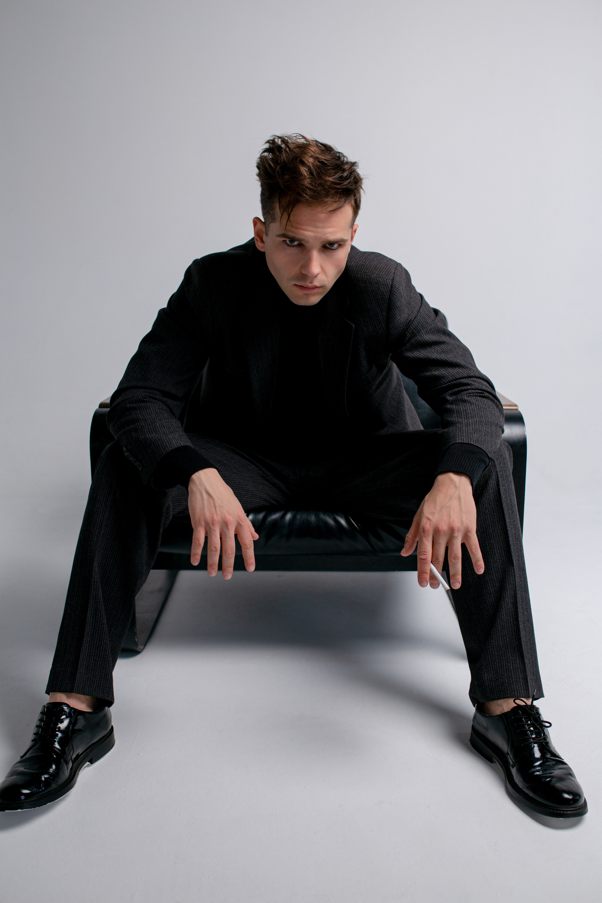 Фотосессия актёра Владислава Чербаева в студии с противогазом и без. Фотограф в Москве Анна Яковлева