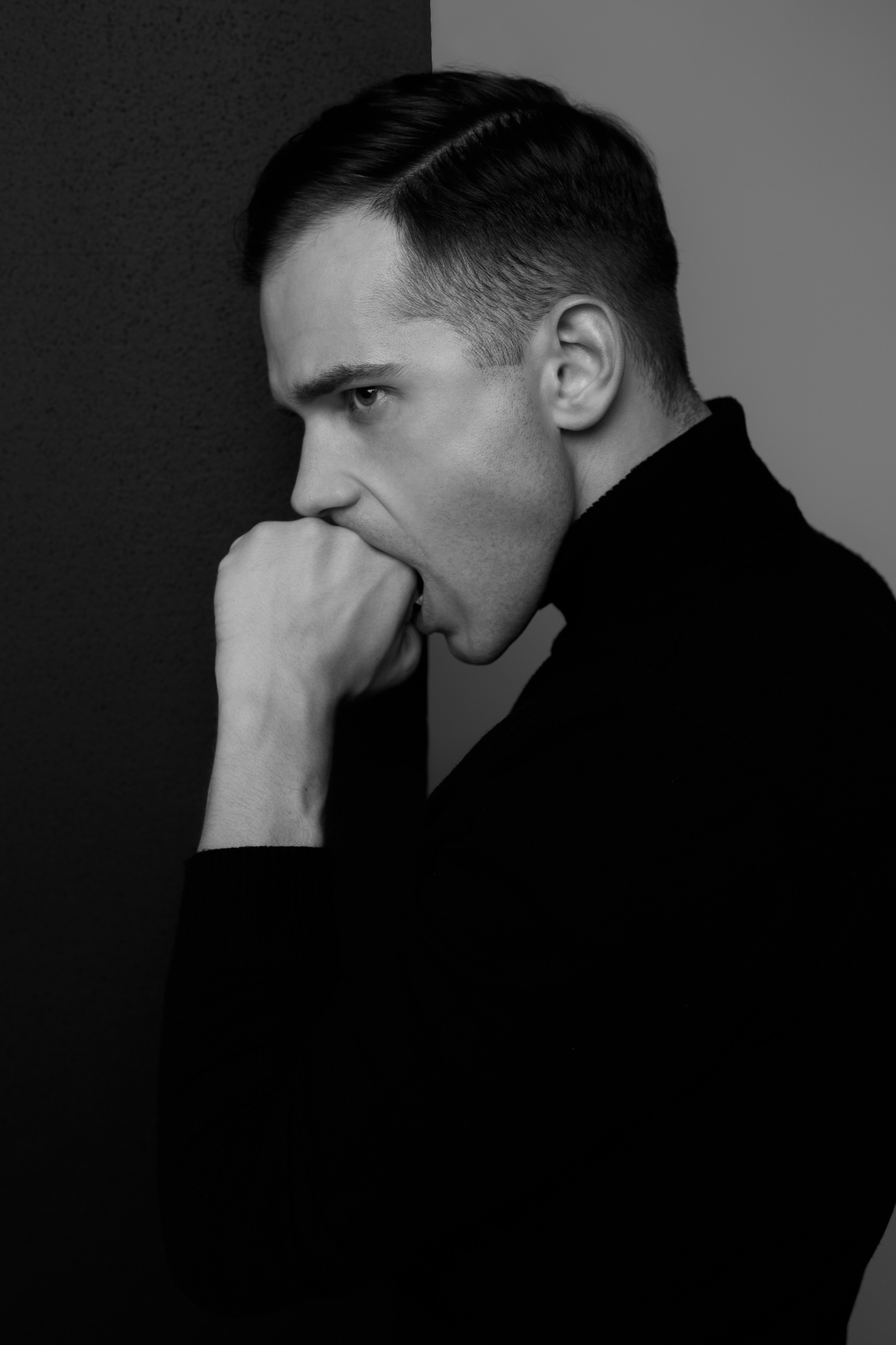 Фотосессия актёра Владислава Чербаева в студии с противогазом и без. Фотограф в Москве Анна Яковлева