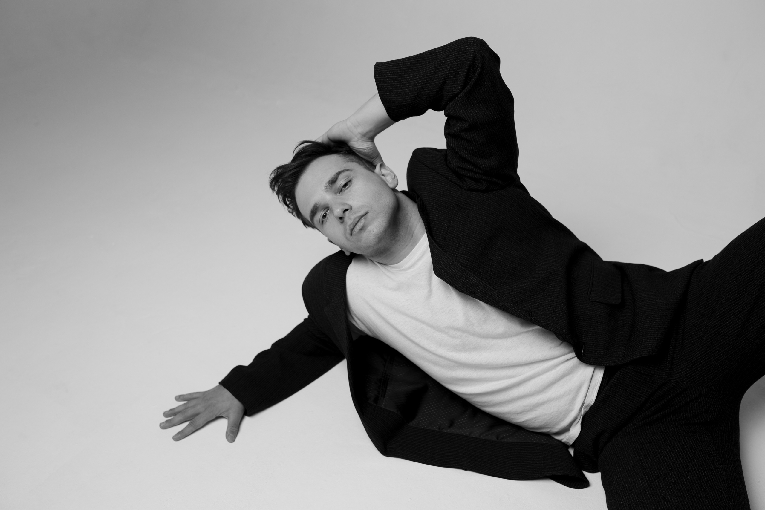 Фотосессия актёра Владислава Чербаева в студии с противогазом и без. Фотограф в Москве Анна Яковлева