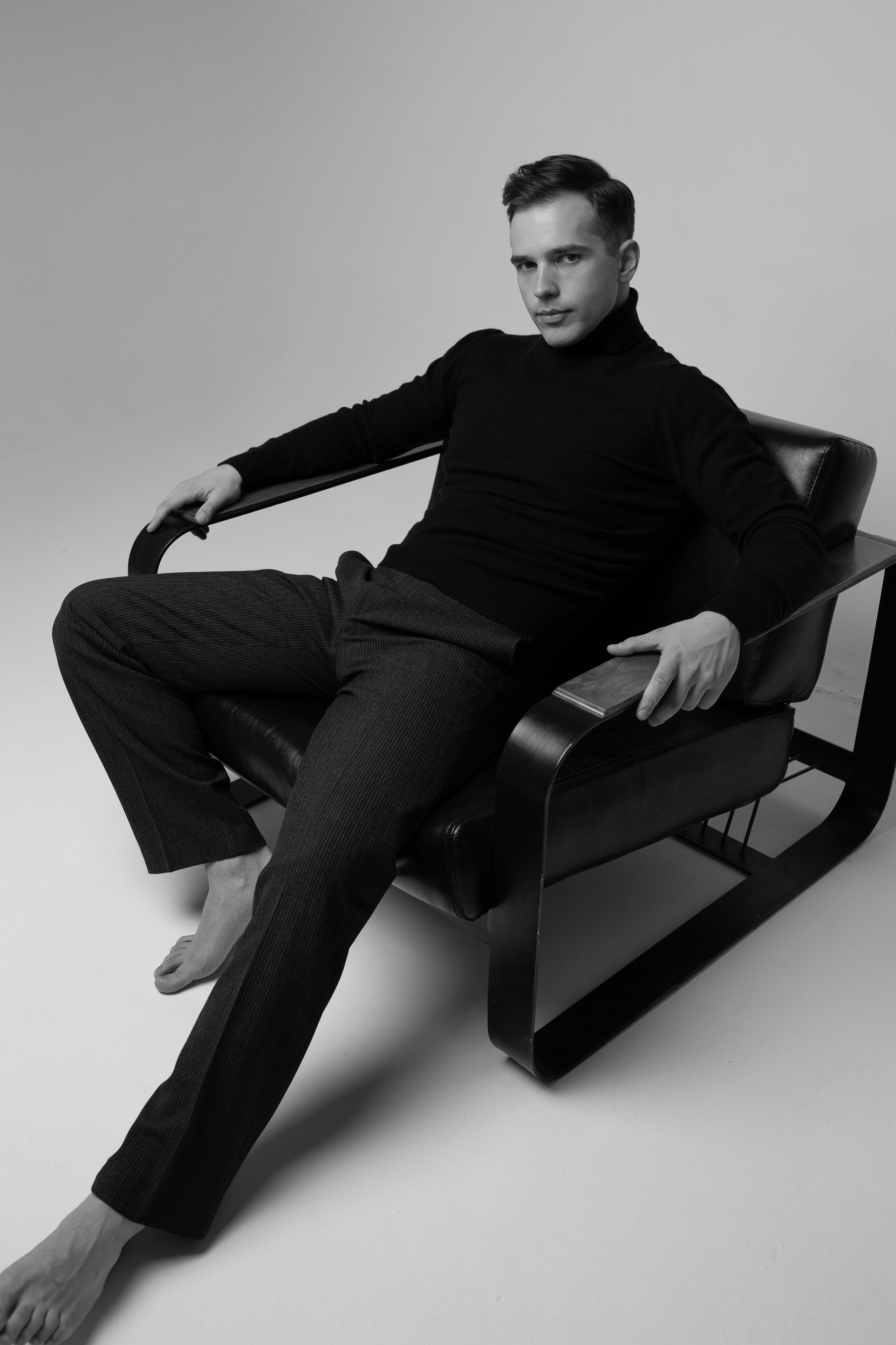 Фотосессия актёра Владислава Чербаева в студии с противогазом и без. Фотограф в Москве Анна Яковлева