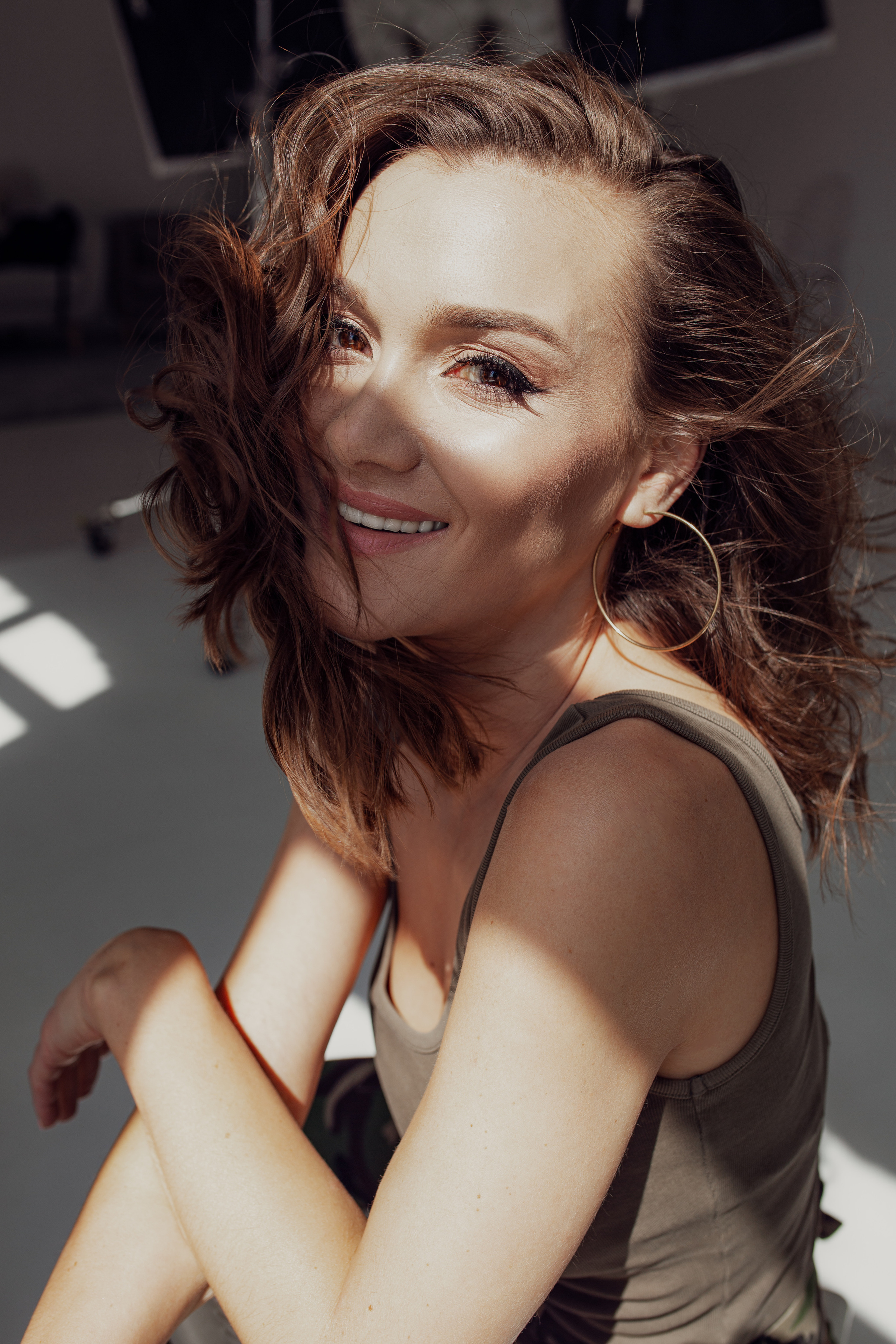 Красивая девушка улыбается. Крупный портрет