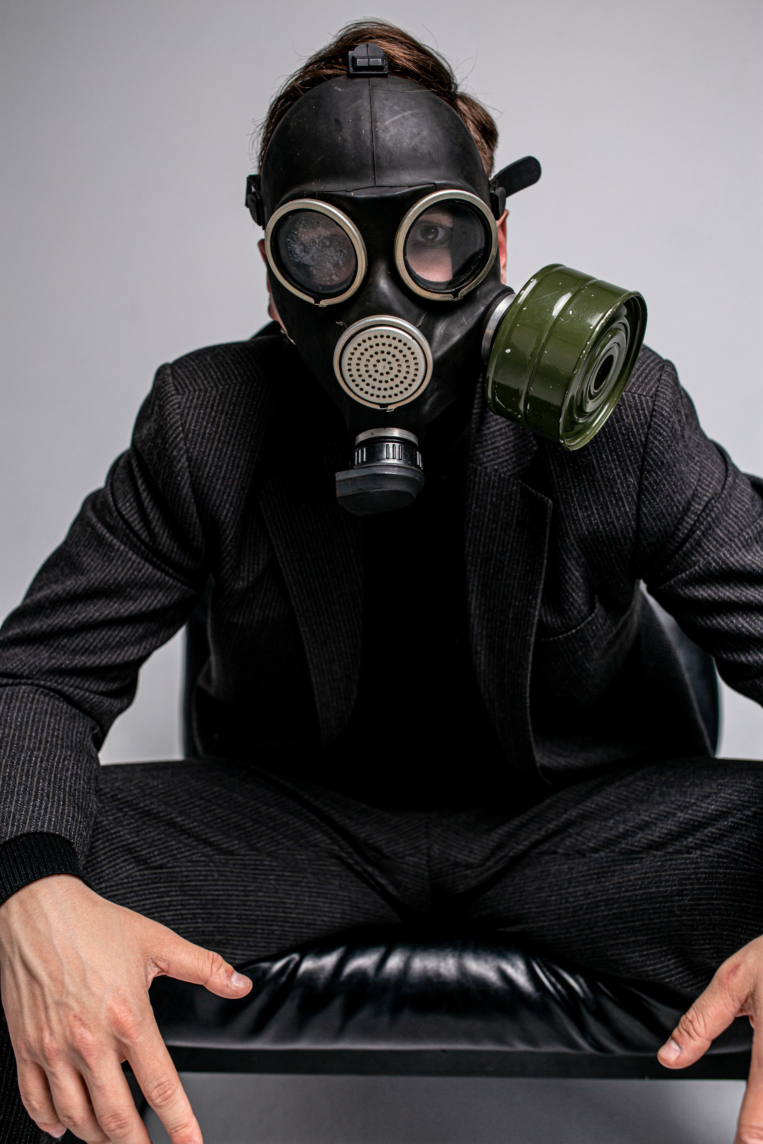 Фотосессия актёра Владислава Чербаева в студии с противогазом и без. Фотограф в Москве Анна Яковлева