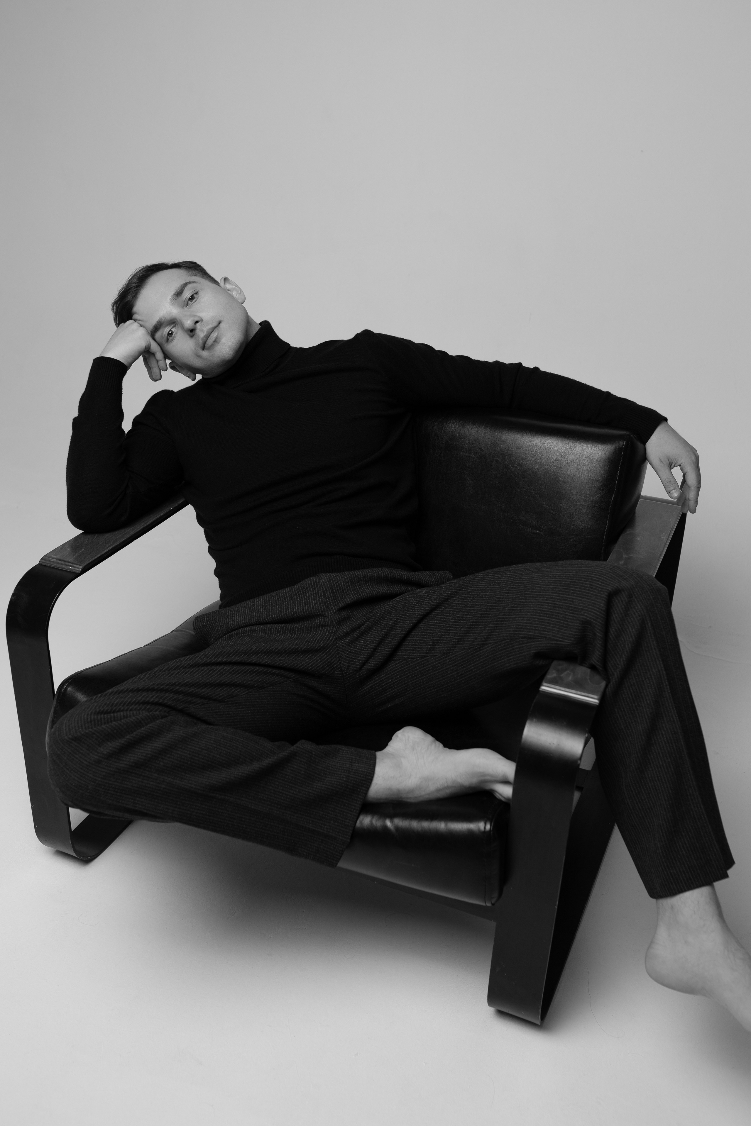 Фотосессия актёра Владислава Чербаева в студии с противогазом и без. Фотограф в Москве Анна Яковлева