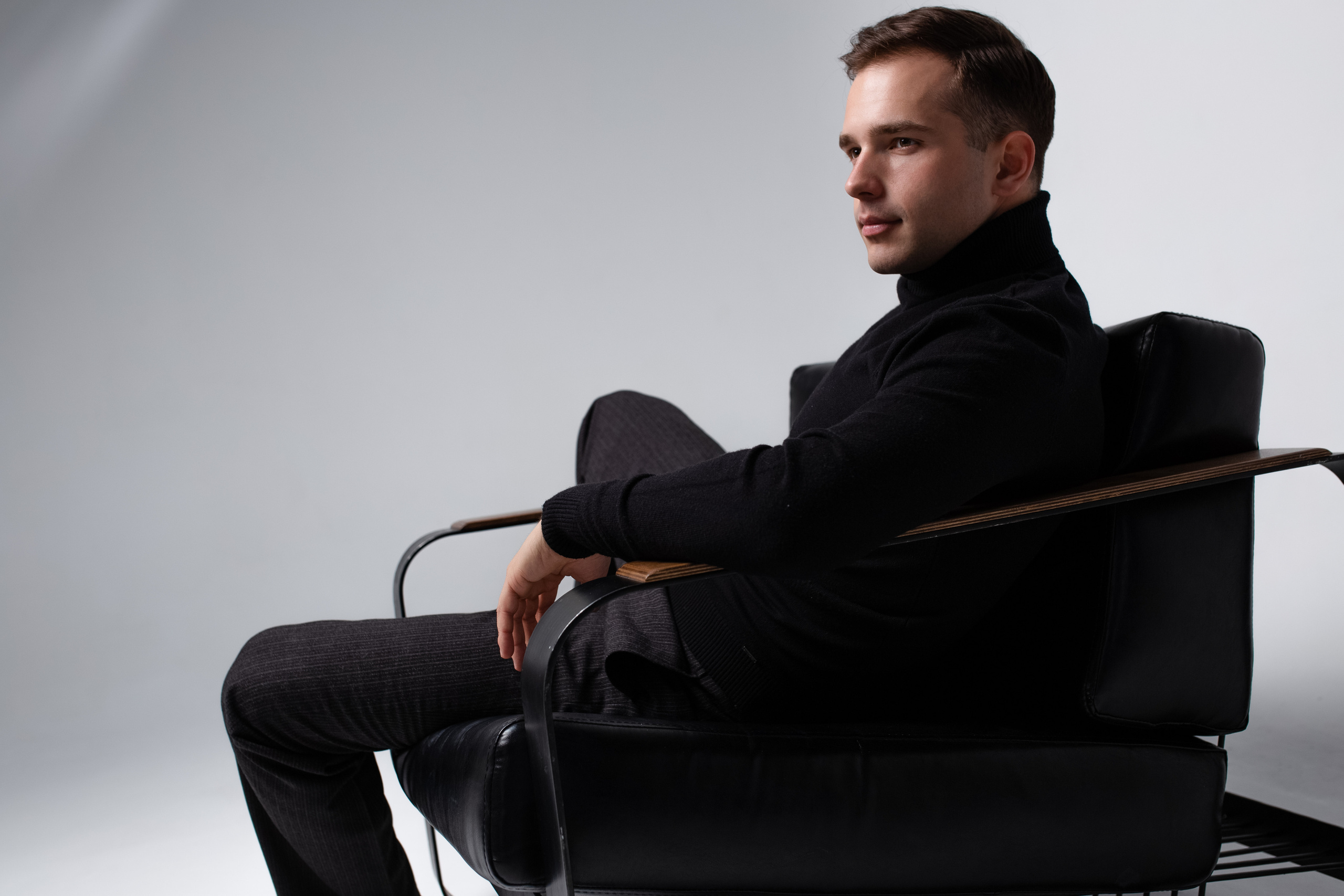 Фотосессия актёра Владислава Чербаева в студии с противогазом и без. Фотограф в Москве Анна Яковлева