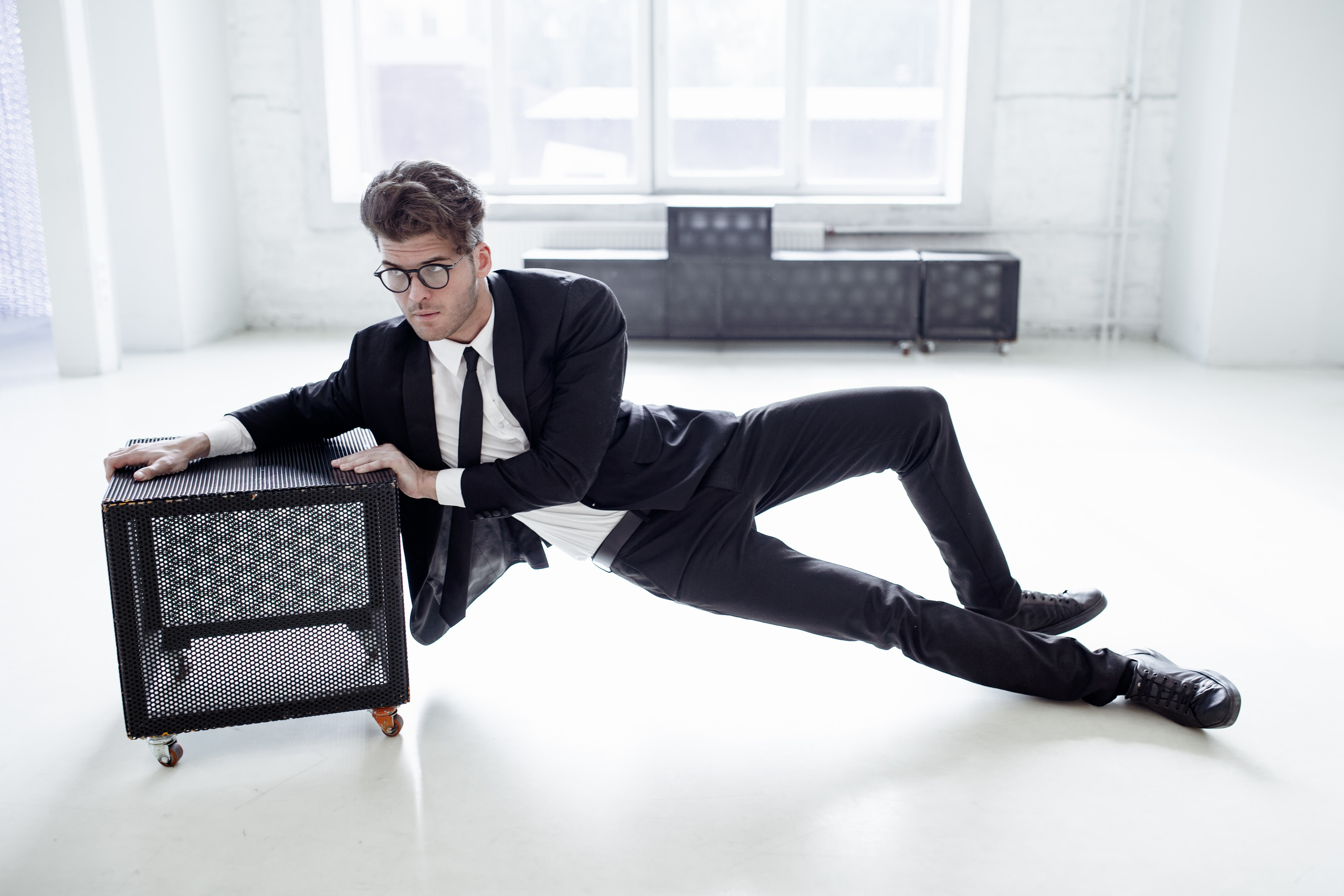 Фотосессия актёра Владислава Картамышева в арт-пространстве Флакон. Фотограф в Москве Анна Яковлева