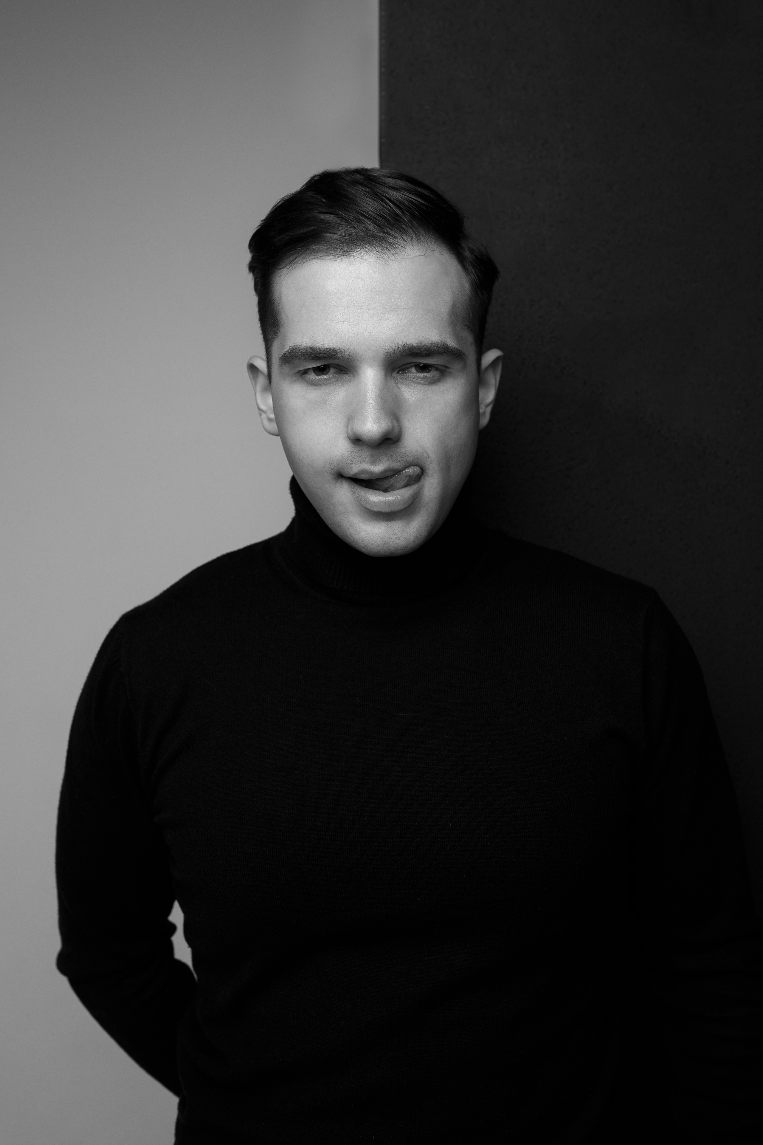 Фотосессия актёра Владислава Чербаева в студии с противогазом и без. Фотограф в Москве Анна Яковлева