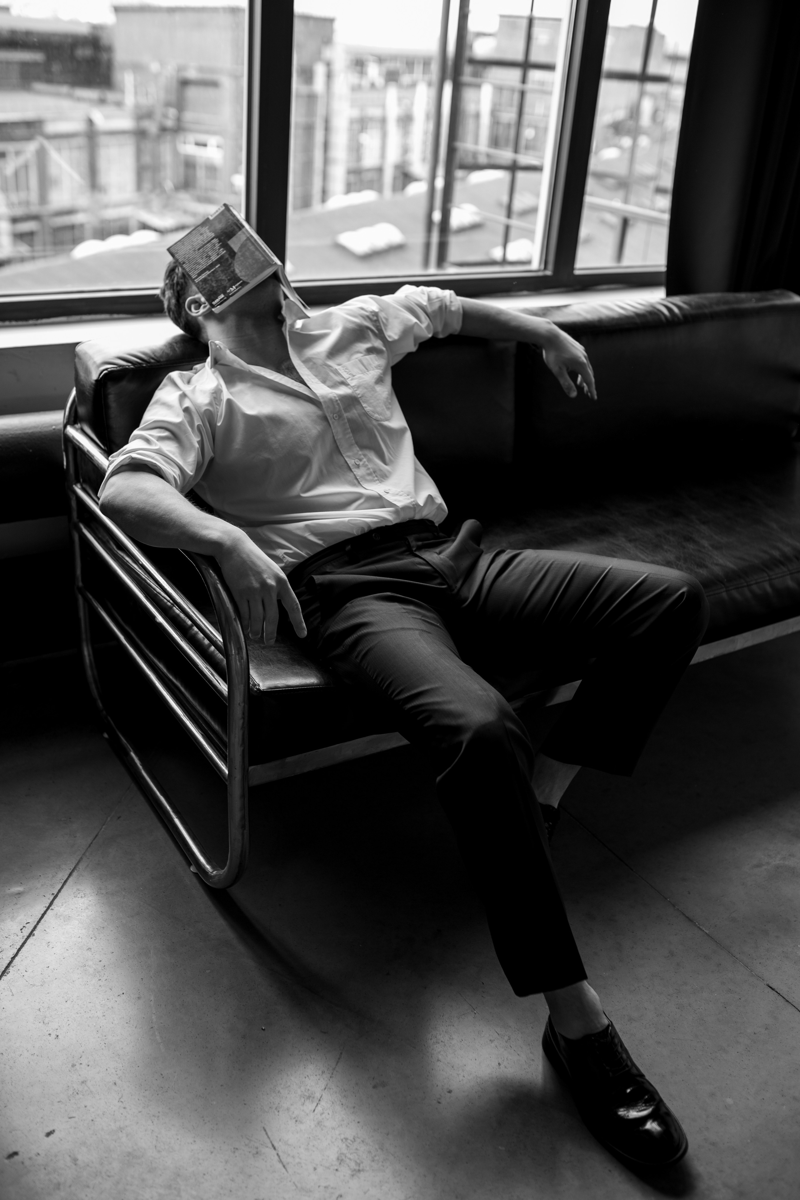 Фотосессия актёра Владислава Чербаева в студии с противогазом и без. Фотограф в Москве Анна Яковлева