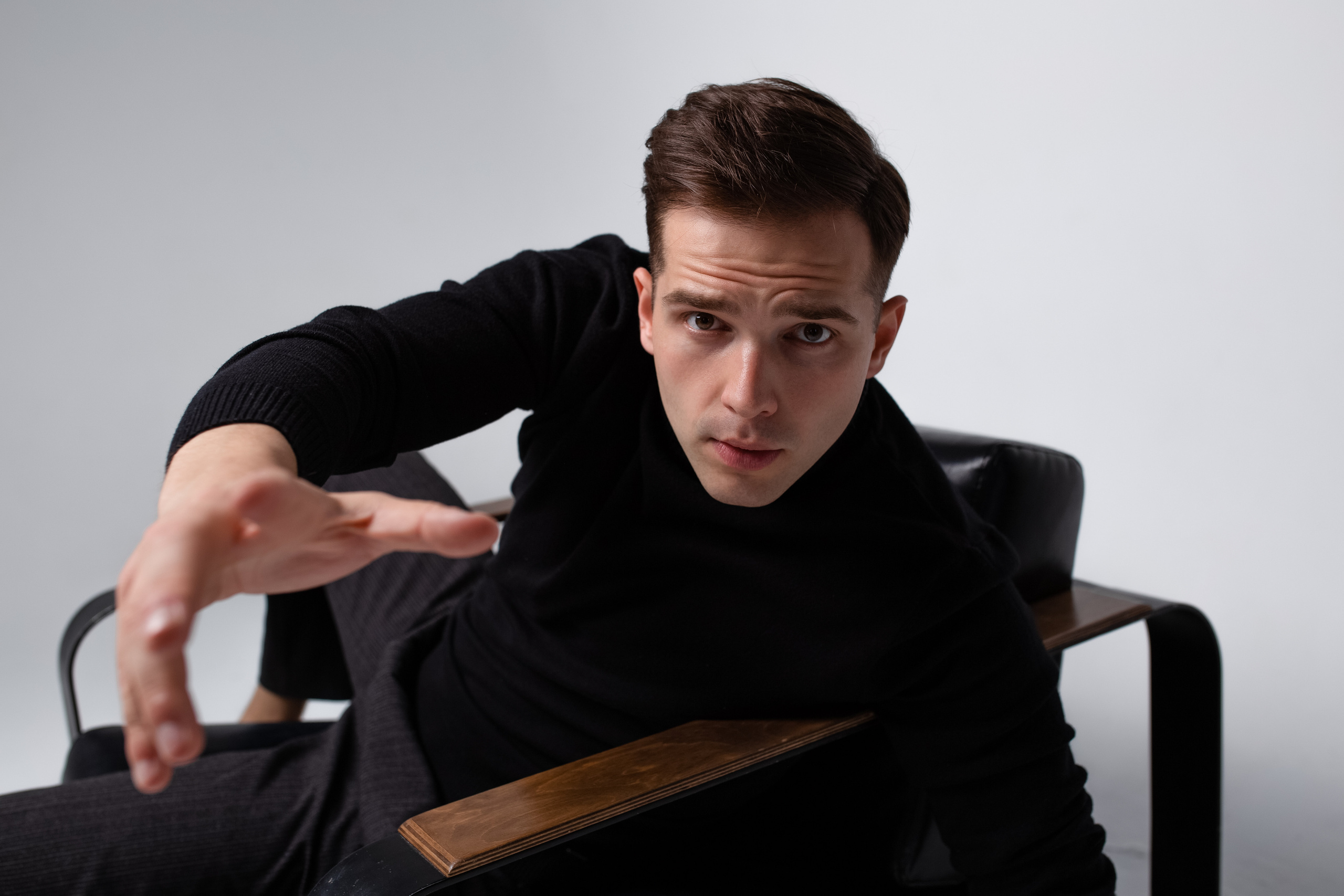 Фотосессия актёра Владислава Чербаева в студии с противогазом и без. Фотограф в Москве Анна Яковлева