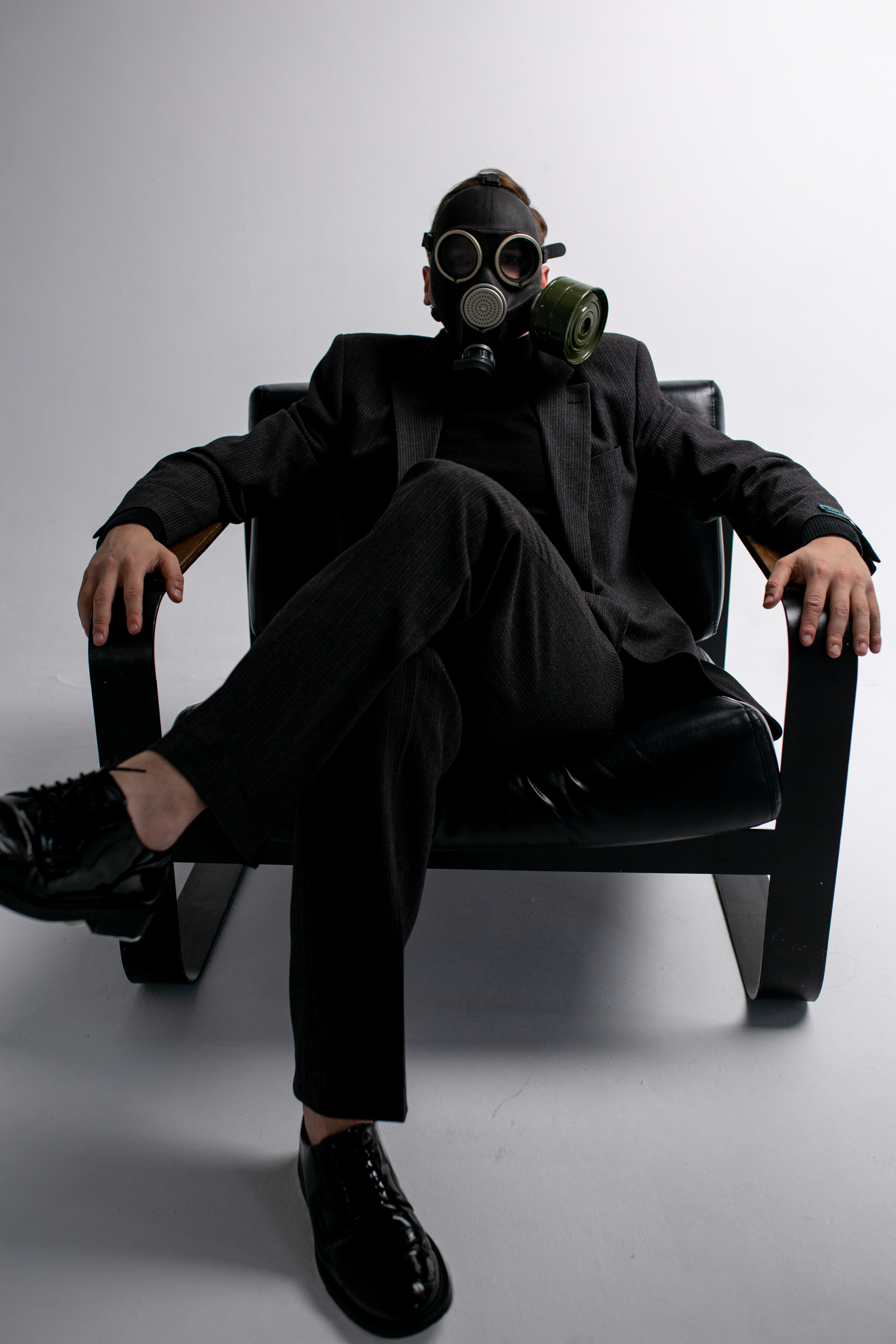 Фотосессия актёра Владислава Чербаева в студии с противогазом и без. Фотограф в Москве Анна Яковлева