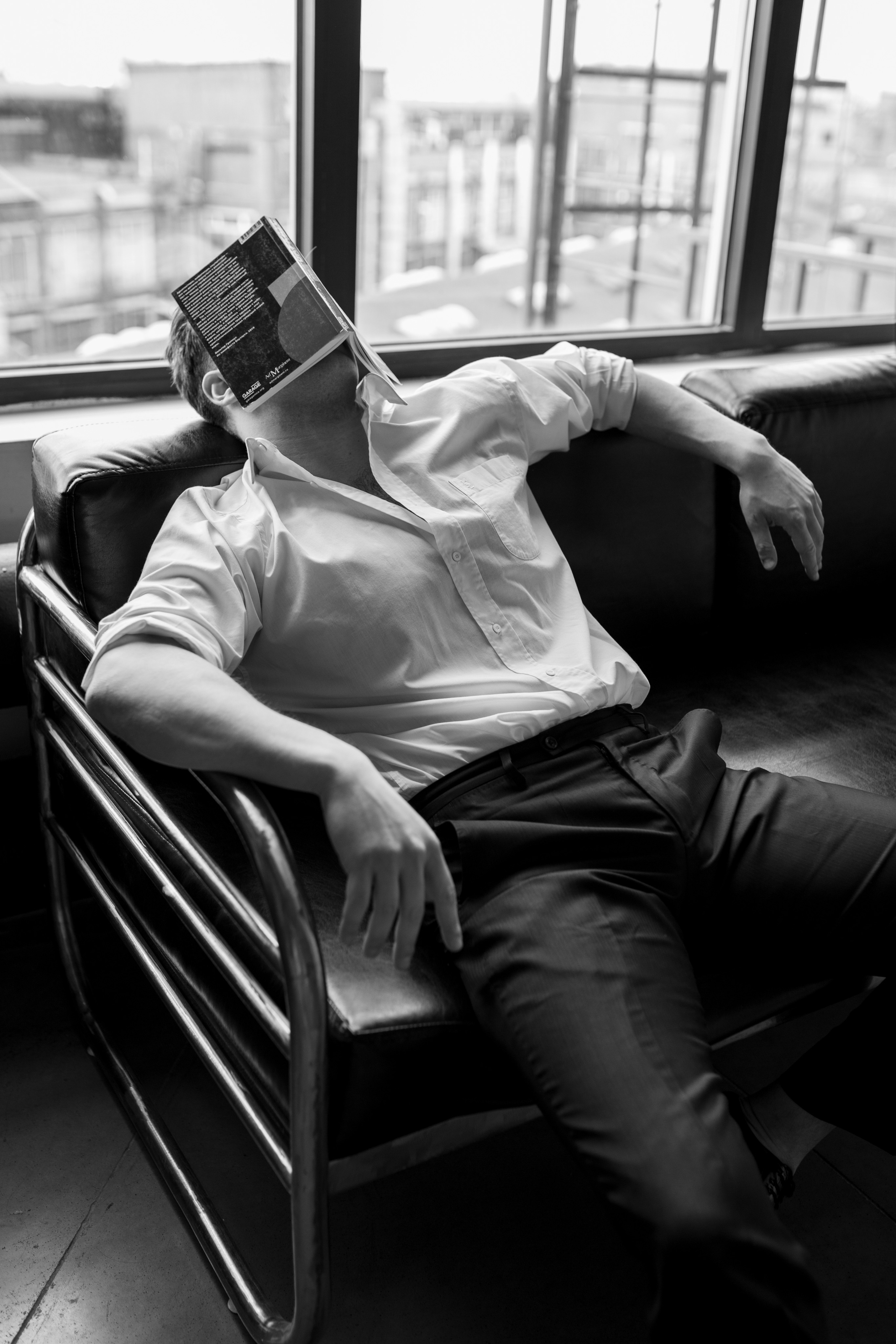 Фотосессия актёра Владислава Чербаева в студии с противогазом и без. Фотограф в Москве Анна Яковлева