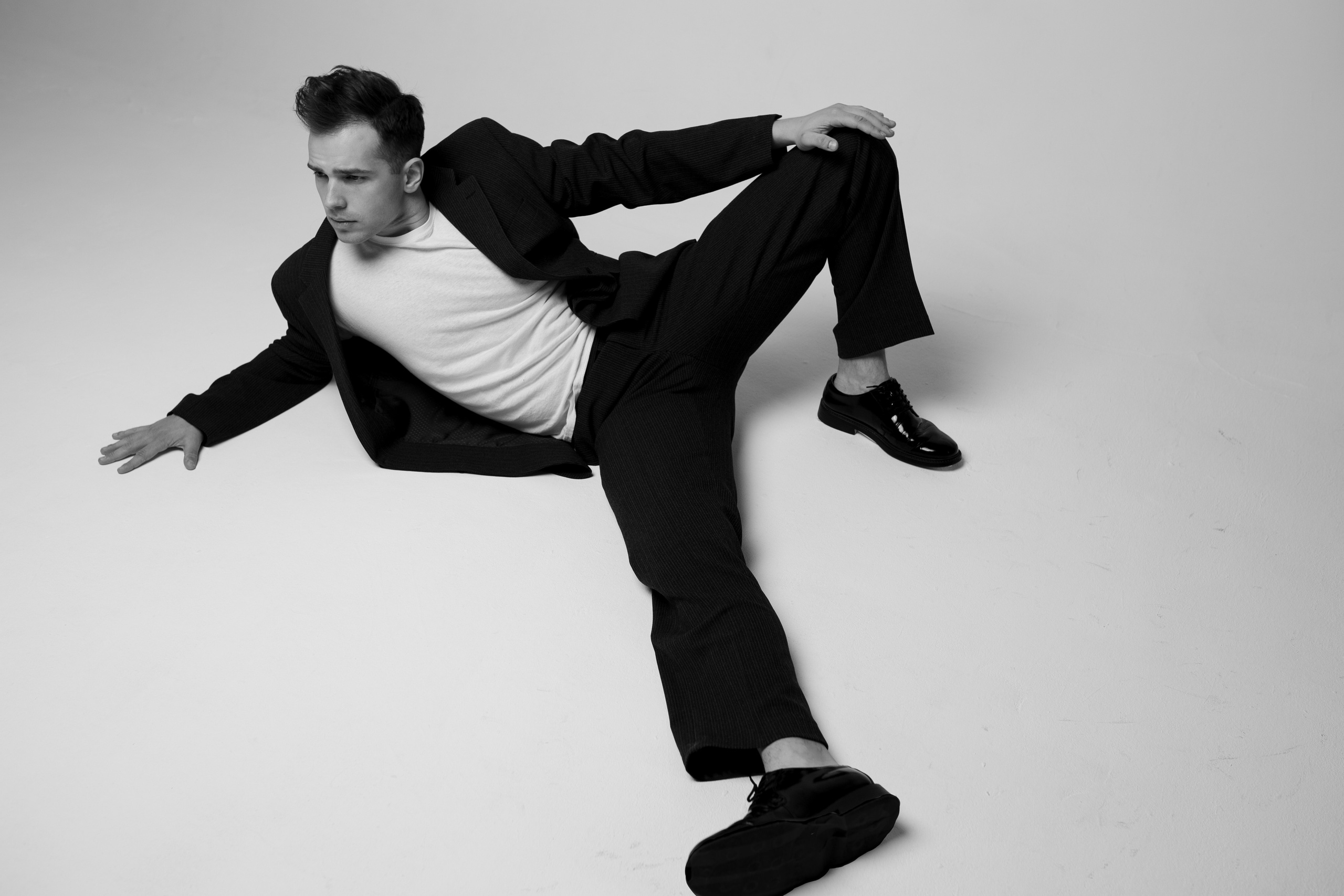 Фотосессия актёра Владислава Чербаева в студии с противогазом и без. Фотограф в Москве Анна Яковлева