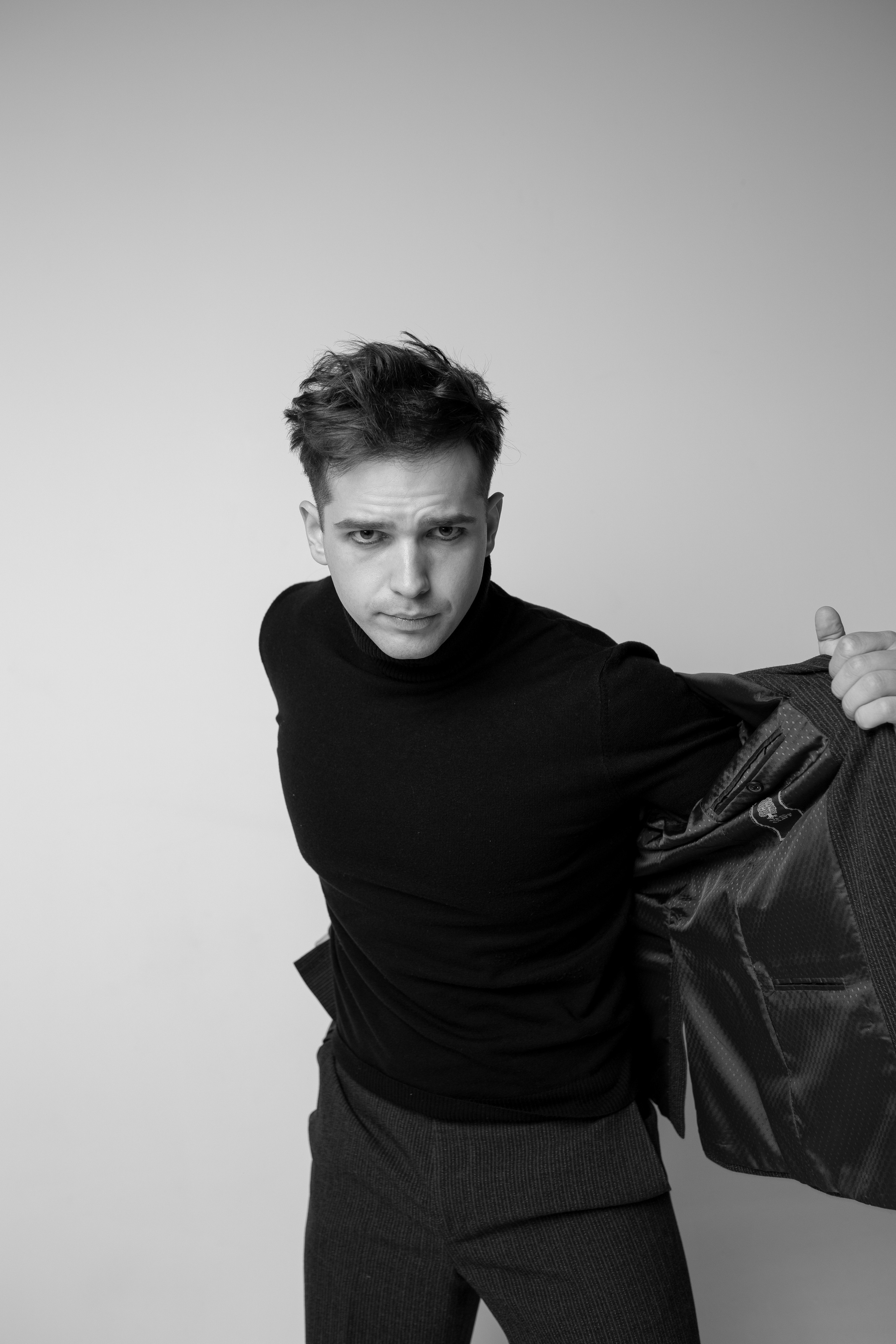 Фотосессия актёра Владислава Чербаева в студии с противогазом и без. Фотограф в Москве Анна Яковлева