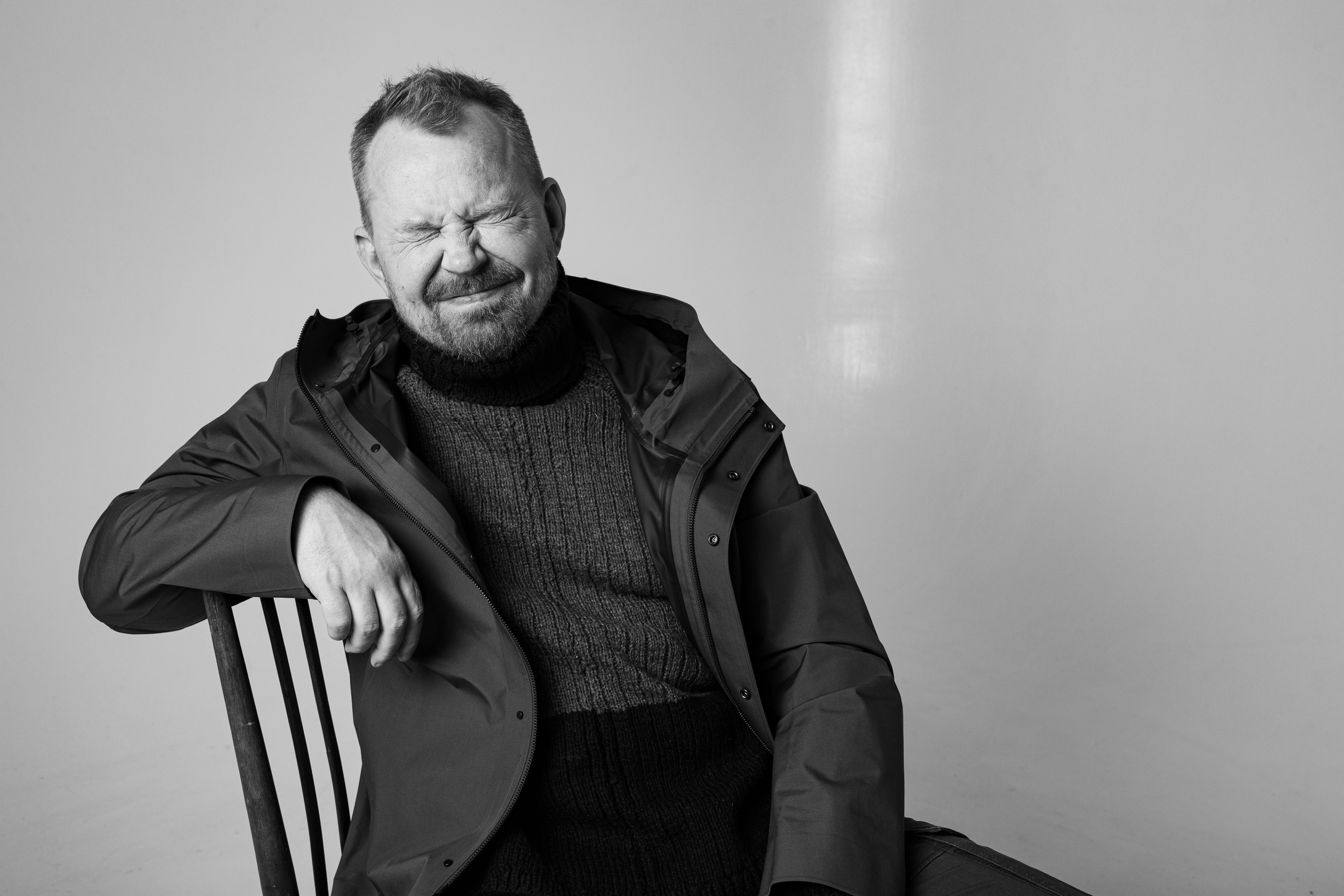 Певец Ганселло Никита Смирнов сидит на стуле и жмурится