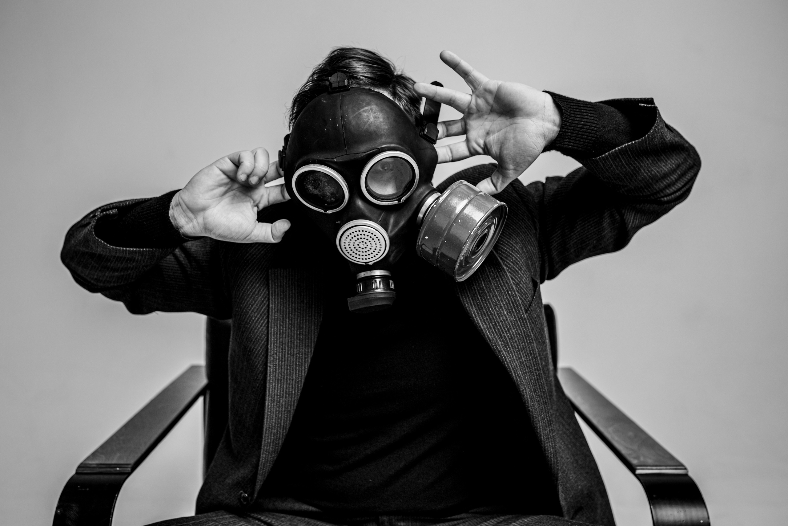 Фотосессия актёра Владислава Чербаева в студии с противогазом и без. Фотограф в Москве Анна Яковлева
