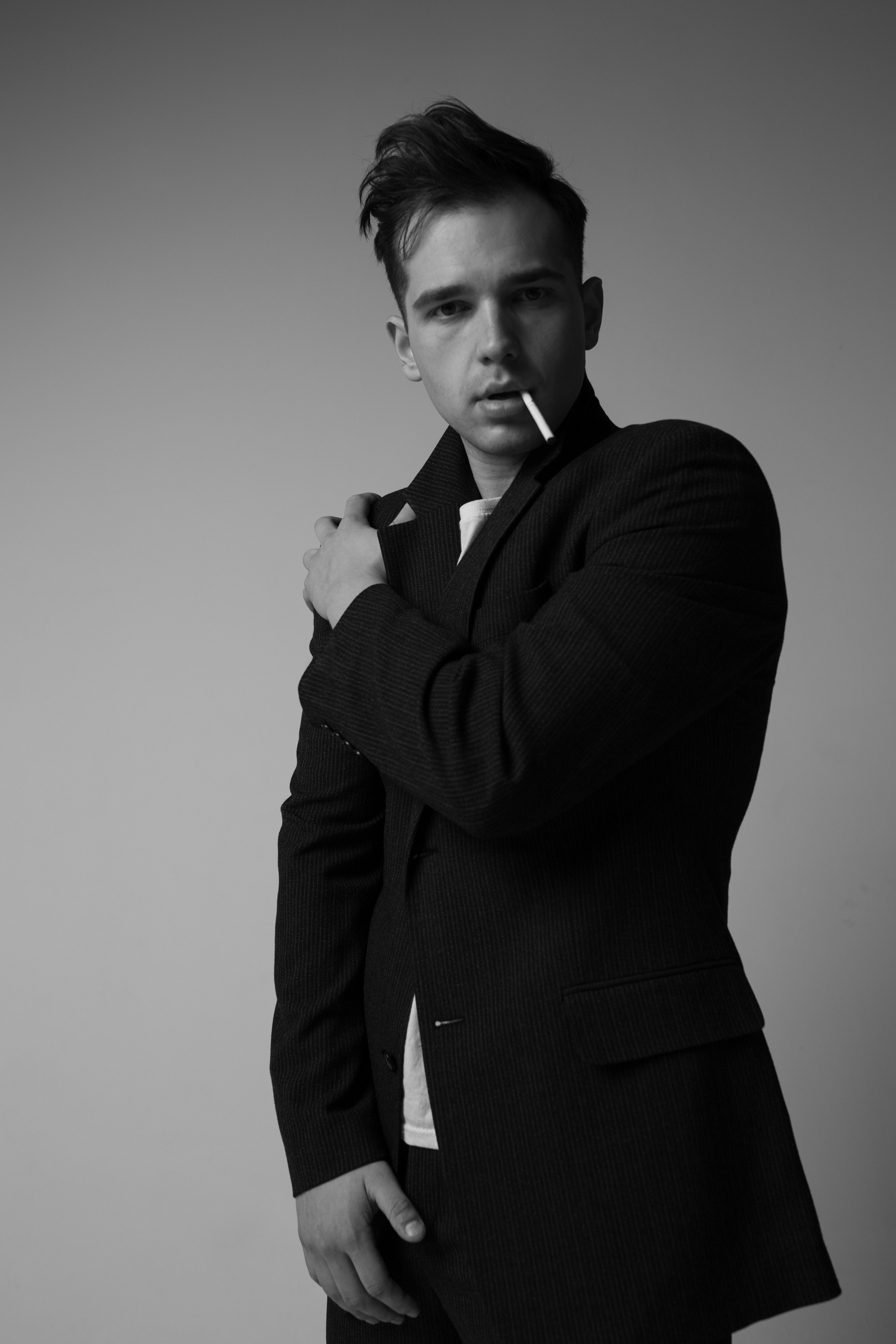 Фотосессия актёра Владислава Чербаева в студии с противогазом и без. Фотограф в Москве Анна Яковлева