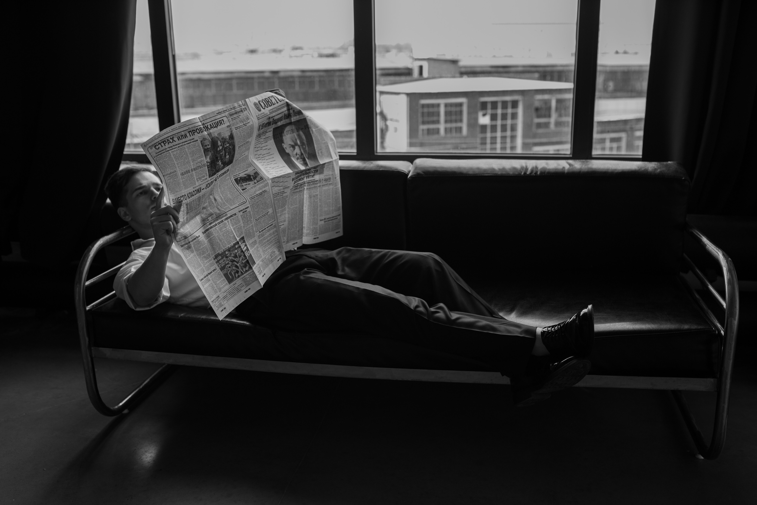 Фотосессия актёра Владислава Чербаева в студии с противогазом и без. Фотограф в Москве Анна Яковлева