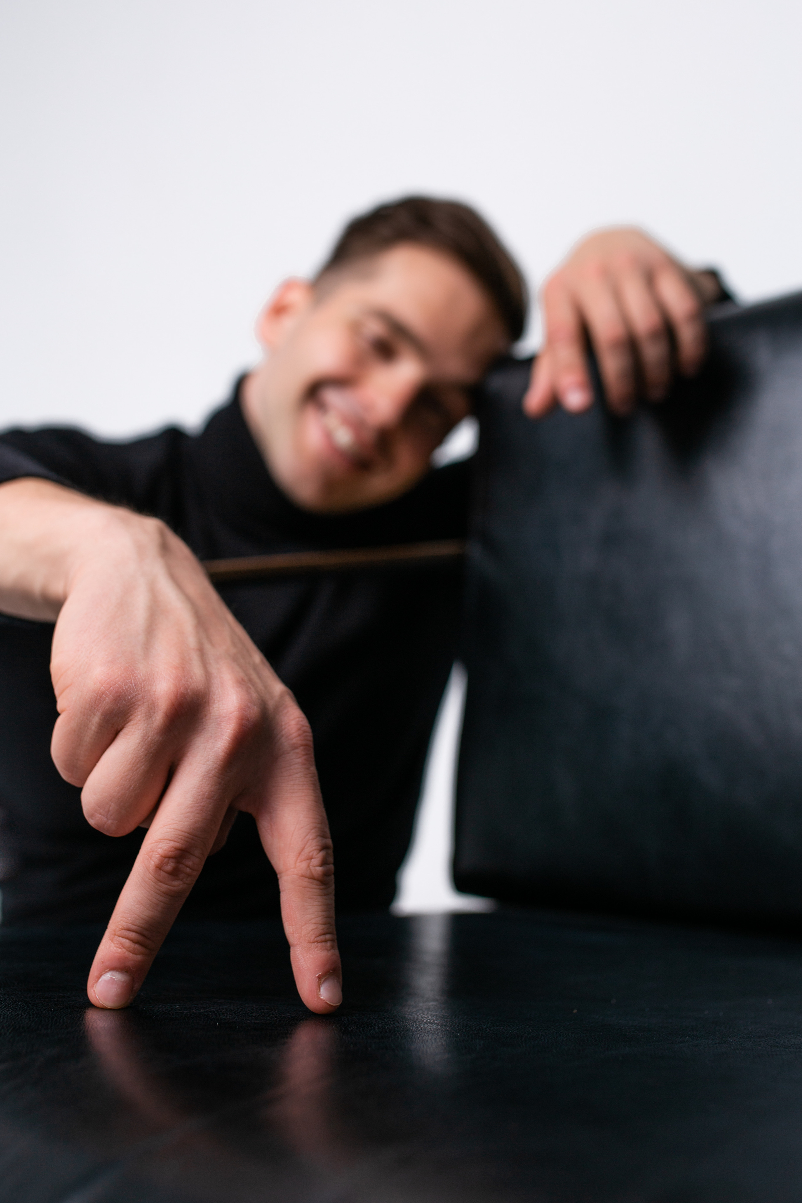 Фотосессия актёра Владислава Чербаева в студии с противогазом и без. Фотограф в Москве Анна Яковлева