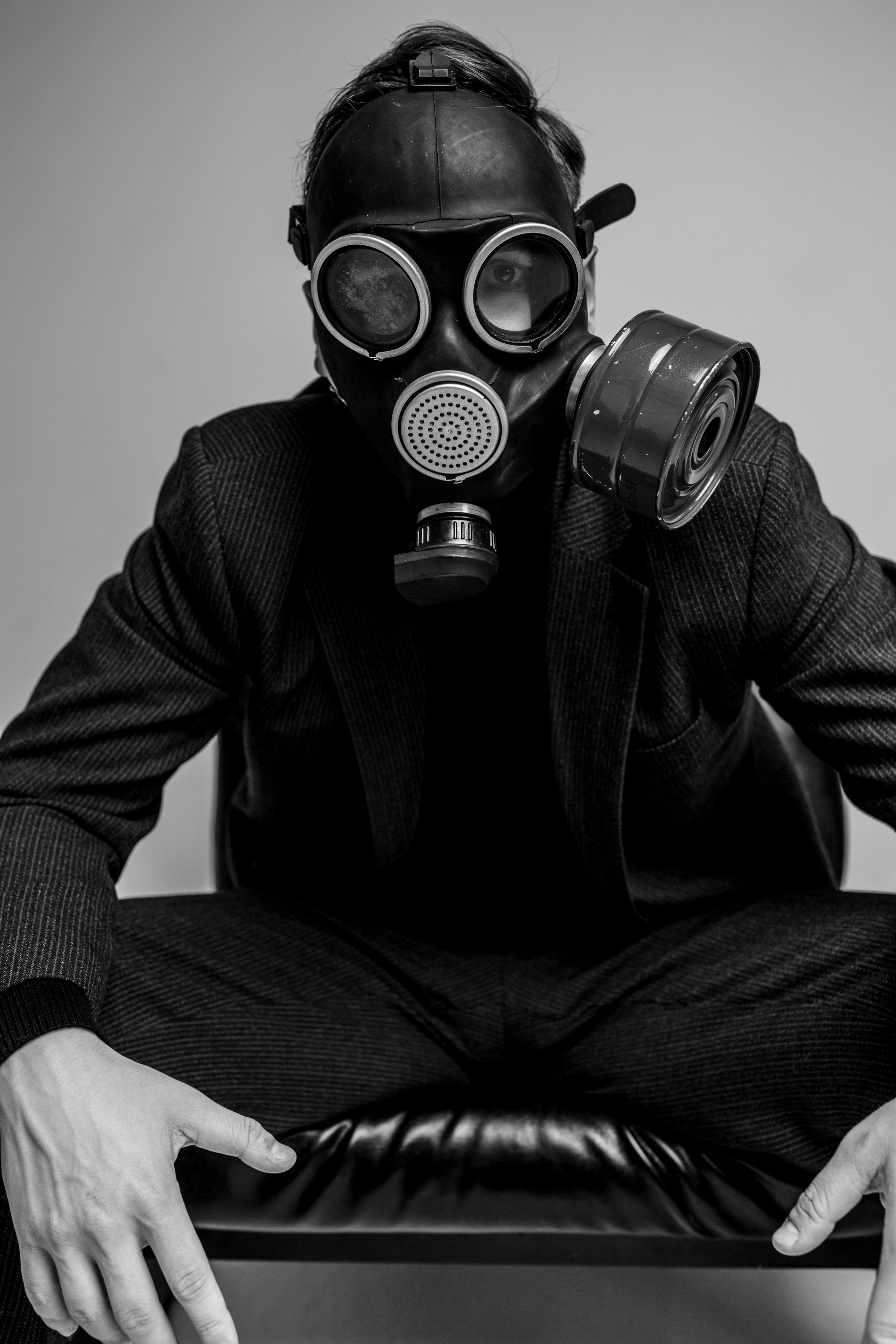 Фотосессия актёра Владислава Чербаева в студии с противогазом и без. Фотограф в Москве Анна Яковлева