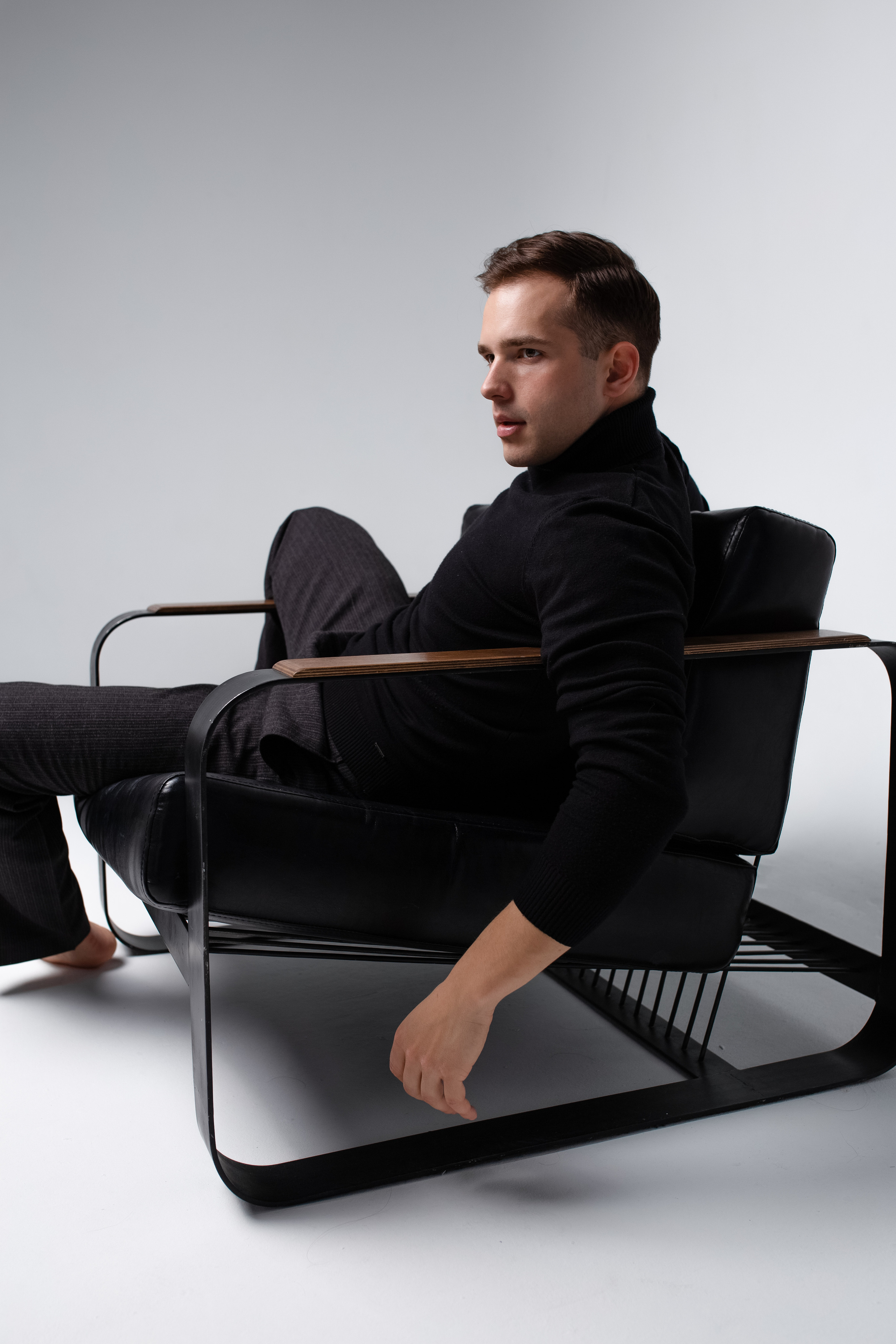 Фотосессия актёра Владислава Чербаева в студии с противогазом и без. Фотограф в Москве Анна Яковлева