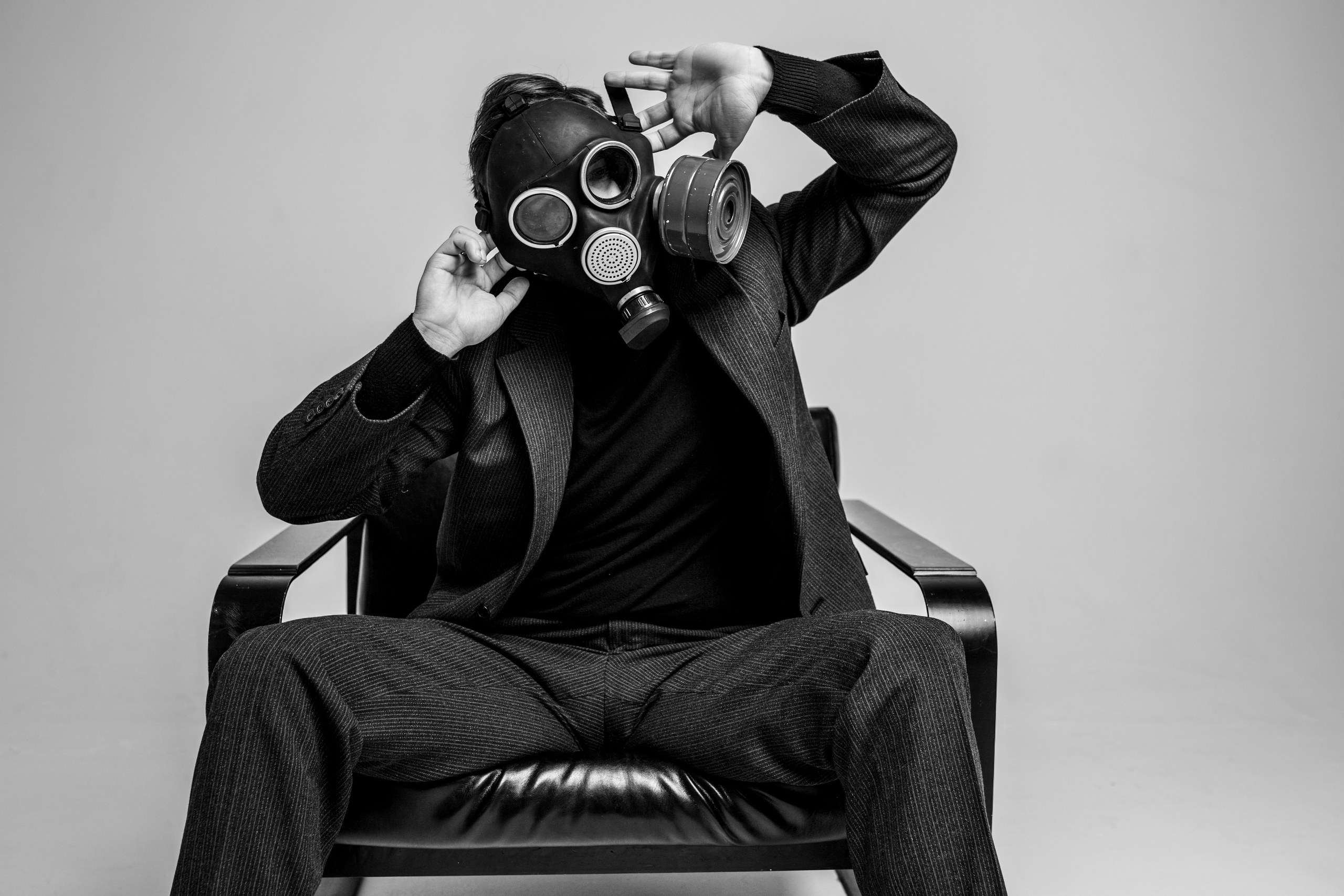 Фотосессия актёра Владислава Чербаева в студии с противогазом и без. Фотограф в Москве Анна Яковлева