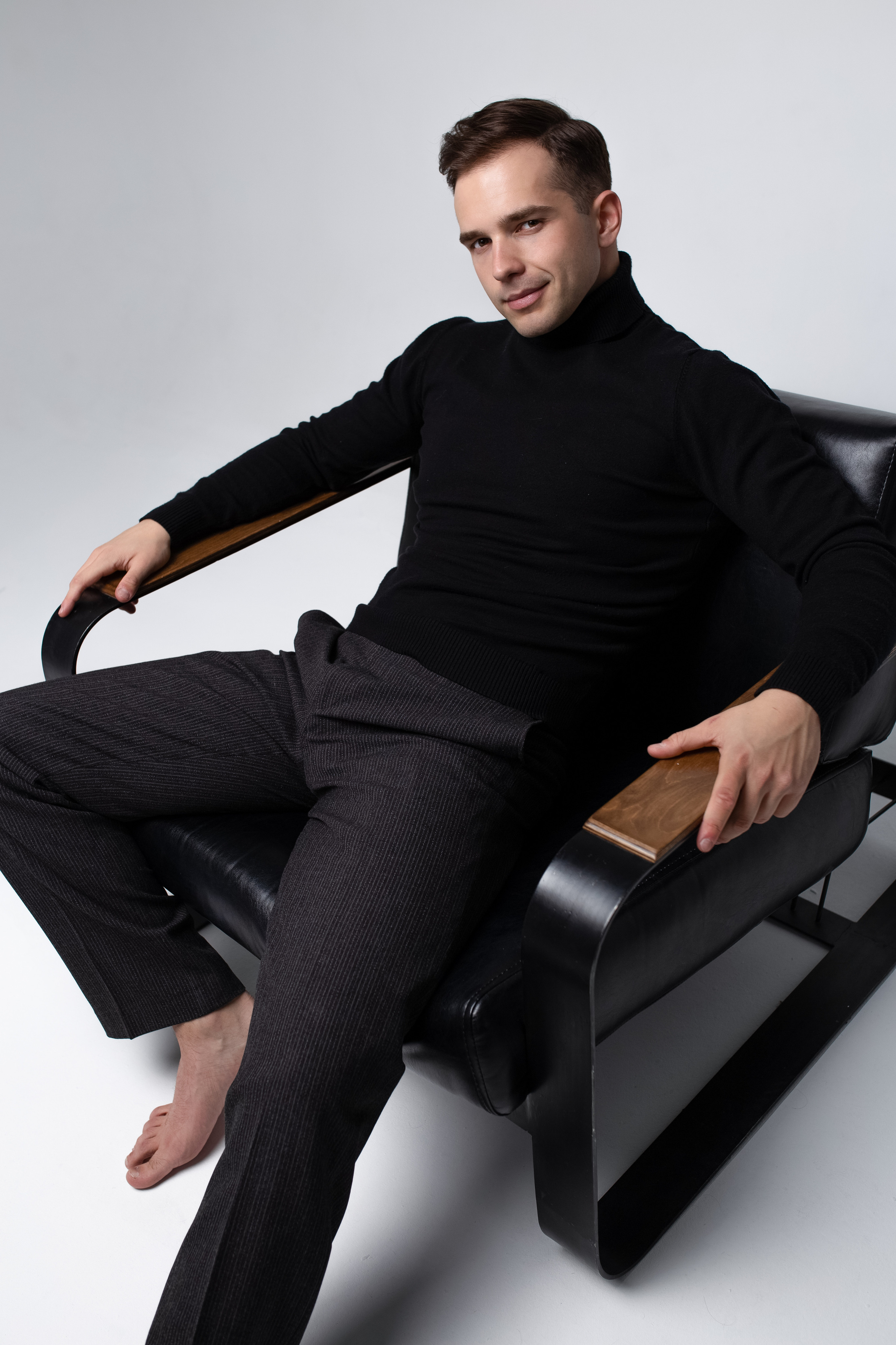 Фотосессия актёра Владислава Чербаева в студии с противогазом и без. Фотограф в Москве Анна Яковлева