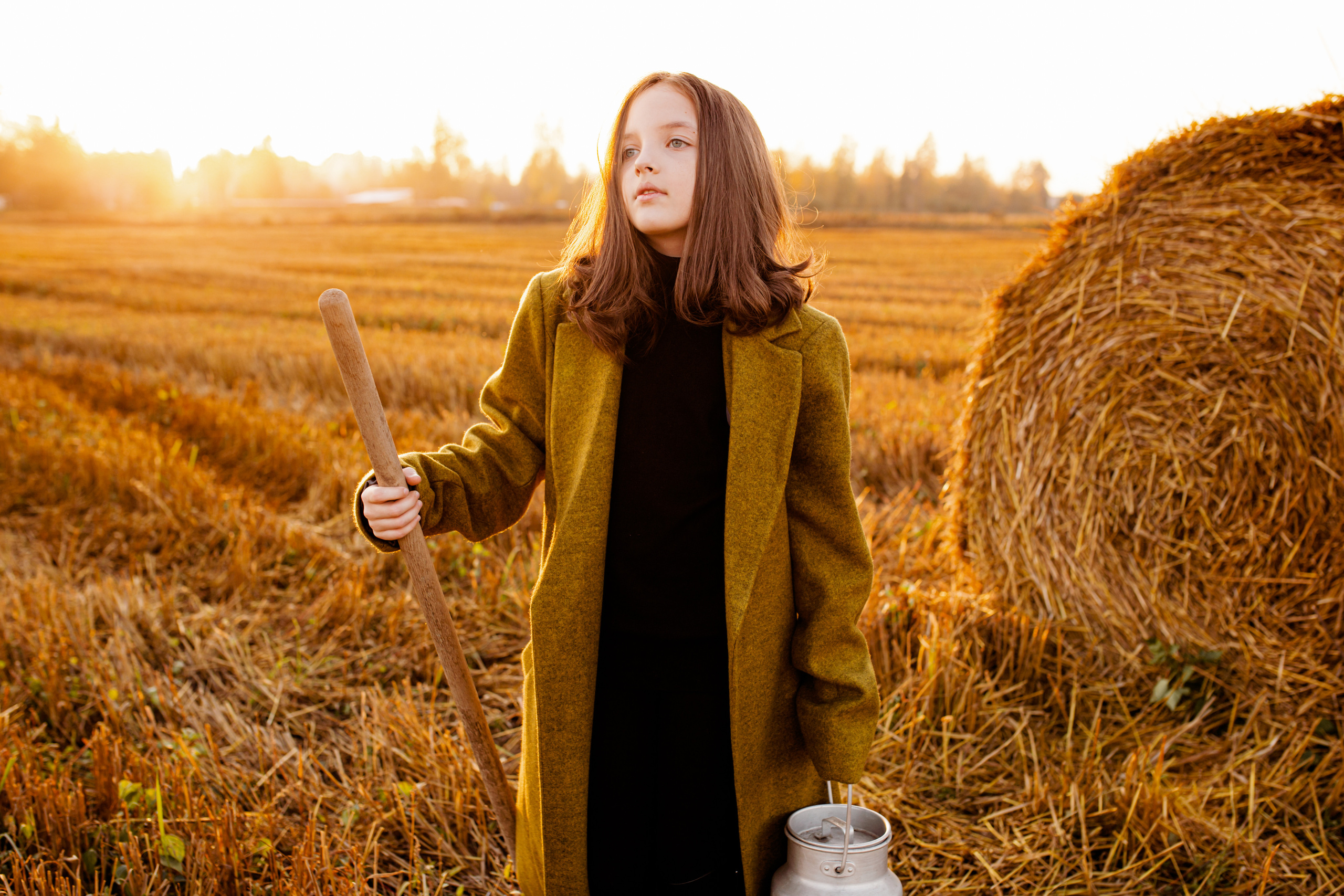 Детская фотосессия на закате в пшеничном поле.