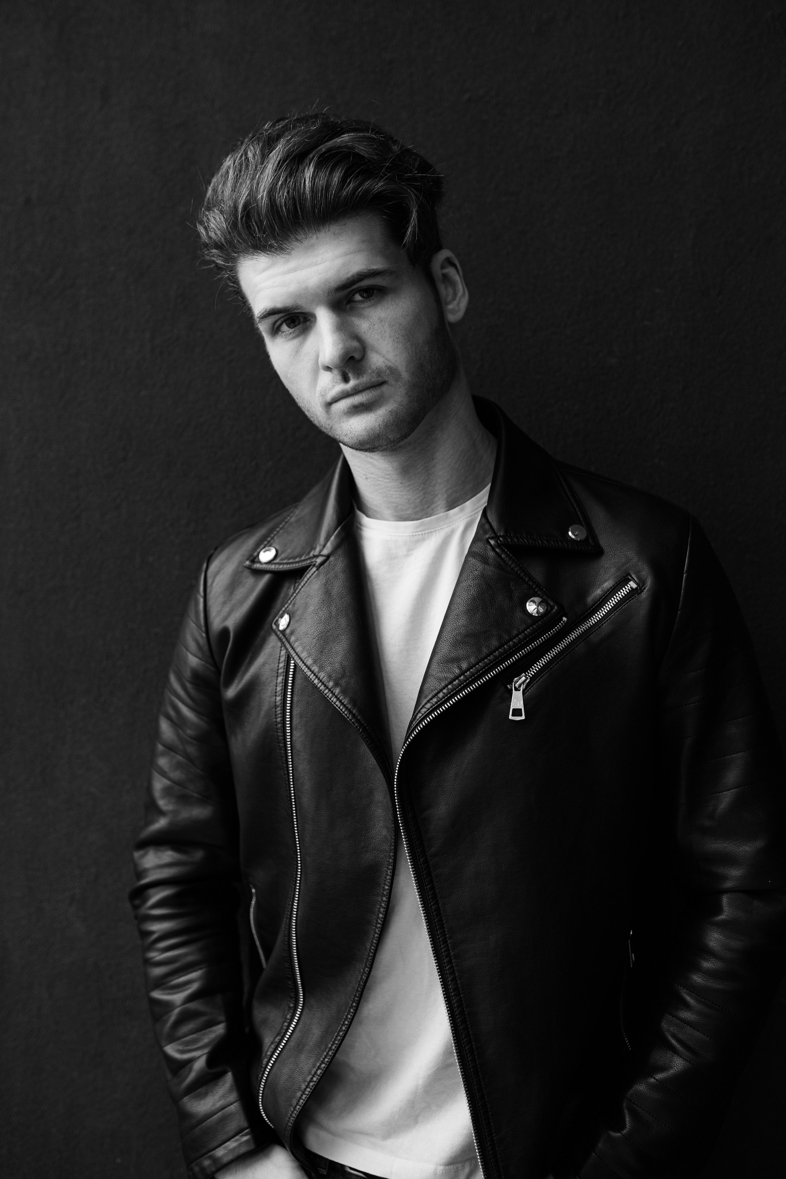 Фотосессия актёра Владислава Картамышева в арт-пространстве Флакон. Фотограф в Москве Анна Яковлева