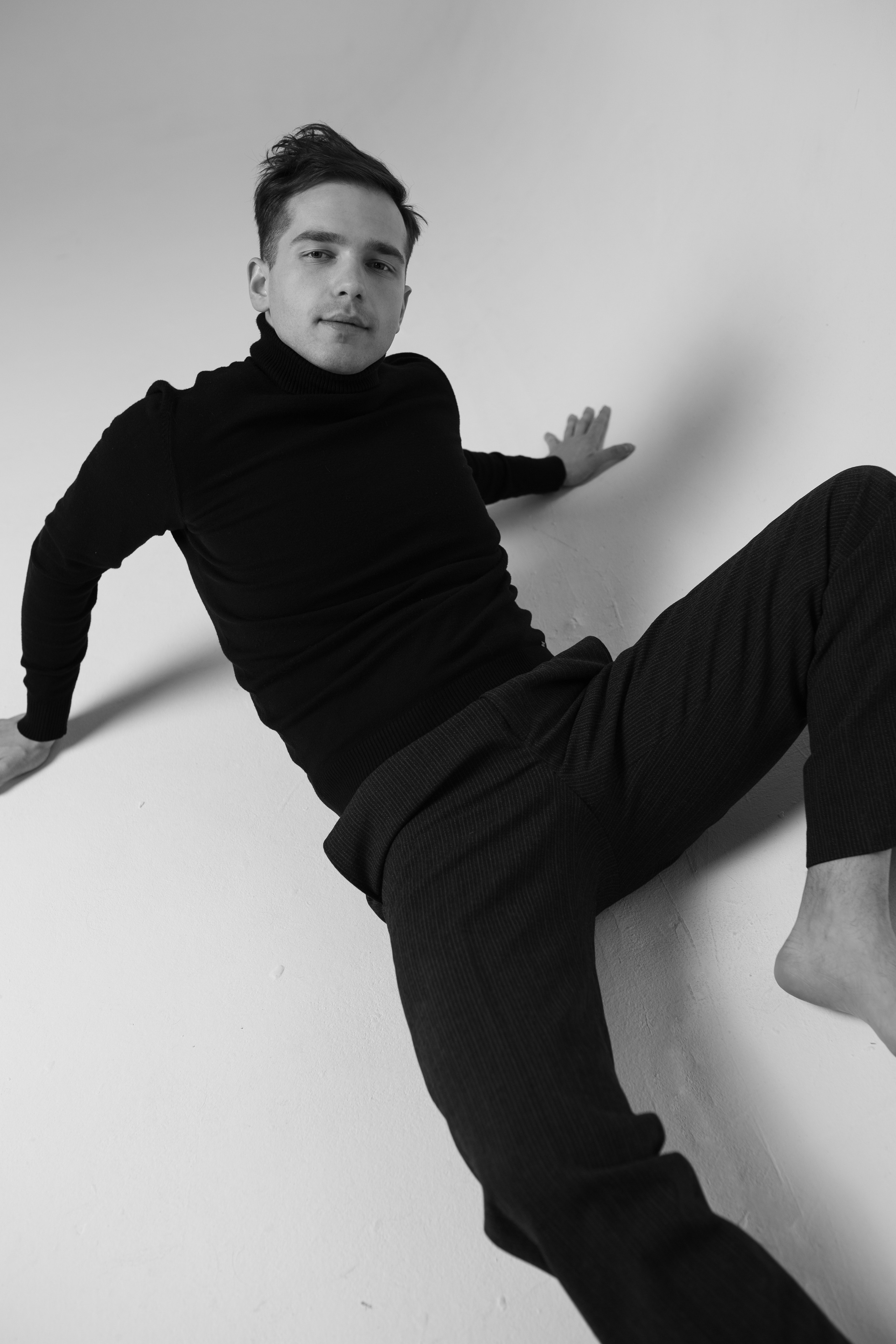 Фотосессия актёра Владислава Чербаева в студии с противогазом и без. Фотограф в Москве Анна Яковлева