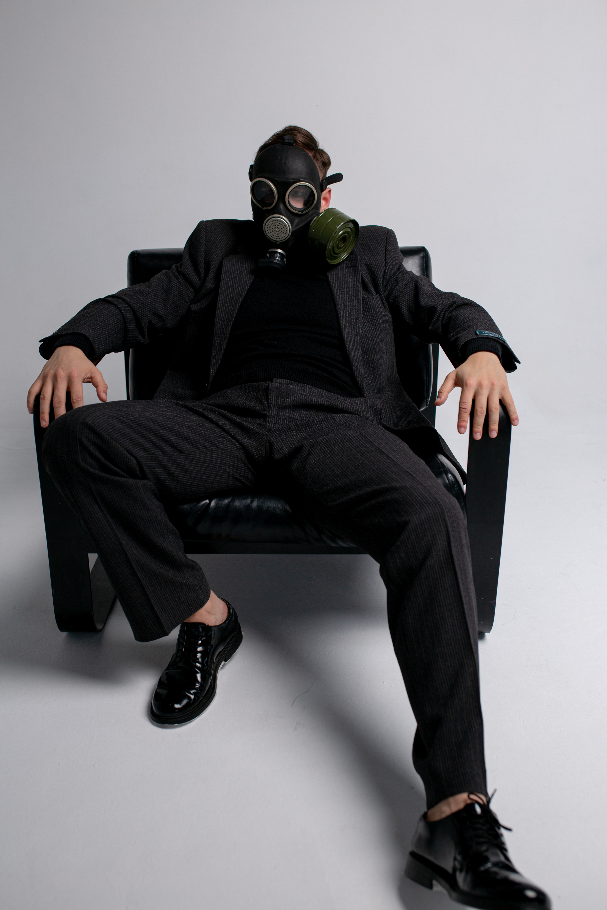 Фотосессия актёра Владислава Чербаева в студии с противогазом и без. Фотограф в Москве Анна Яковлева