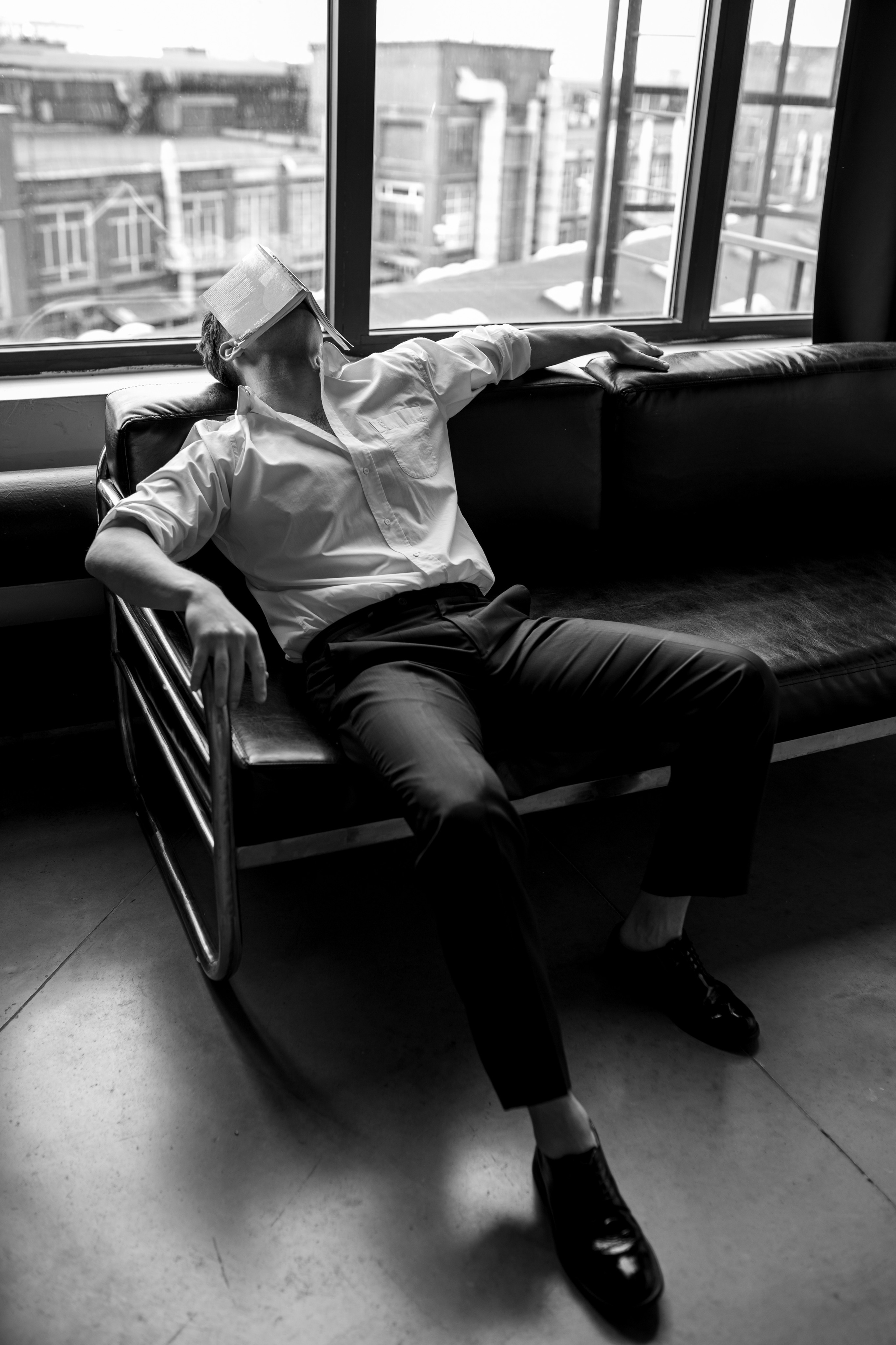 Фотосессия актёра Владислава Чербаева в студии с противогазом и без. Фотограф в Москве Анна Яковлева