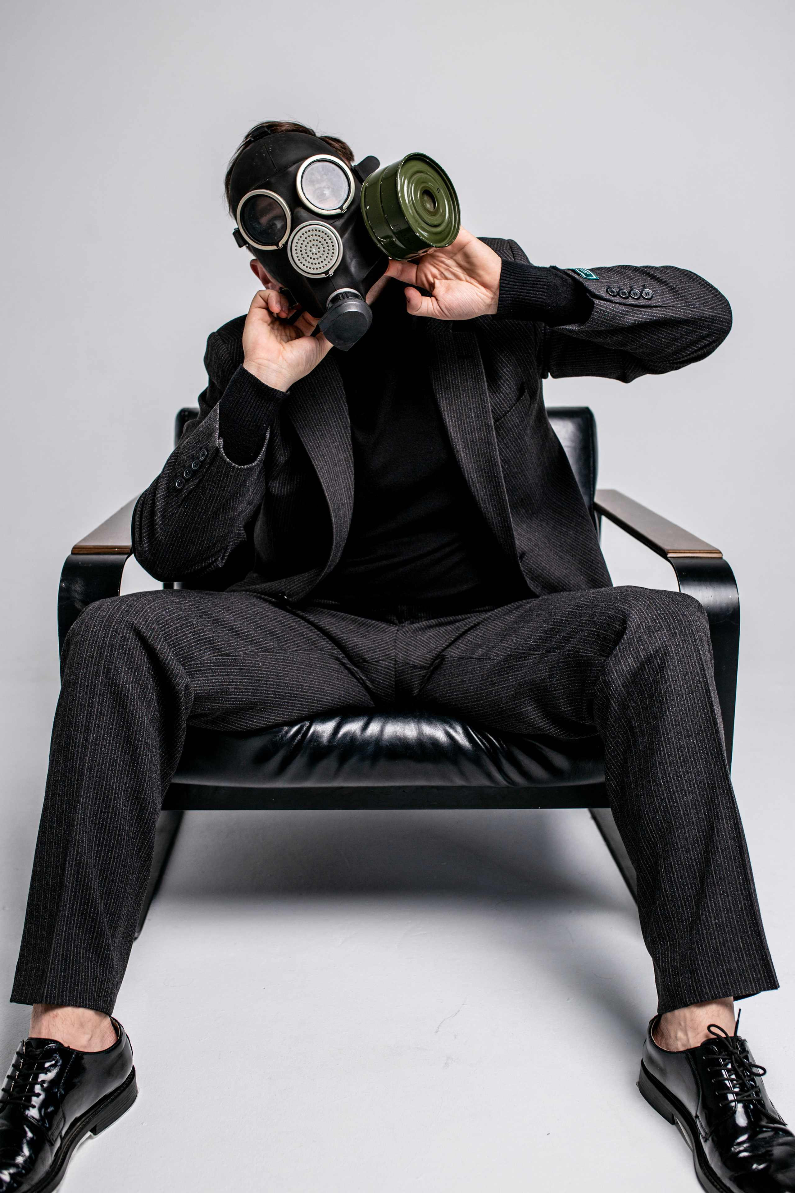 Фотосессия актёра Владислава Чербаева в студии с противогазом и без. Фотограф в Москве Анна Яковлева