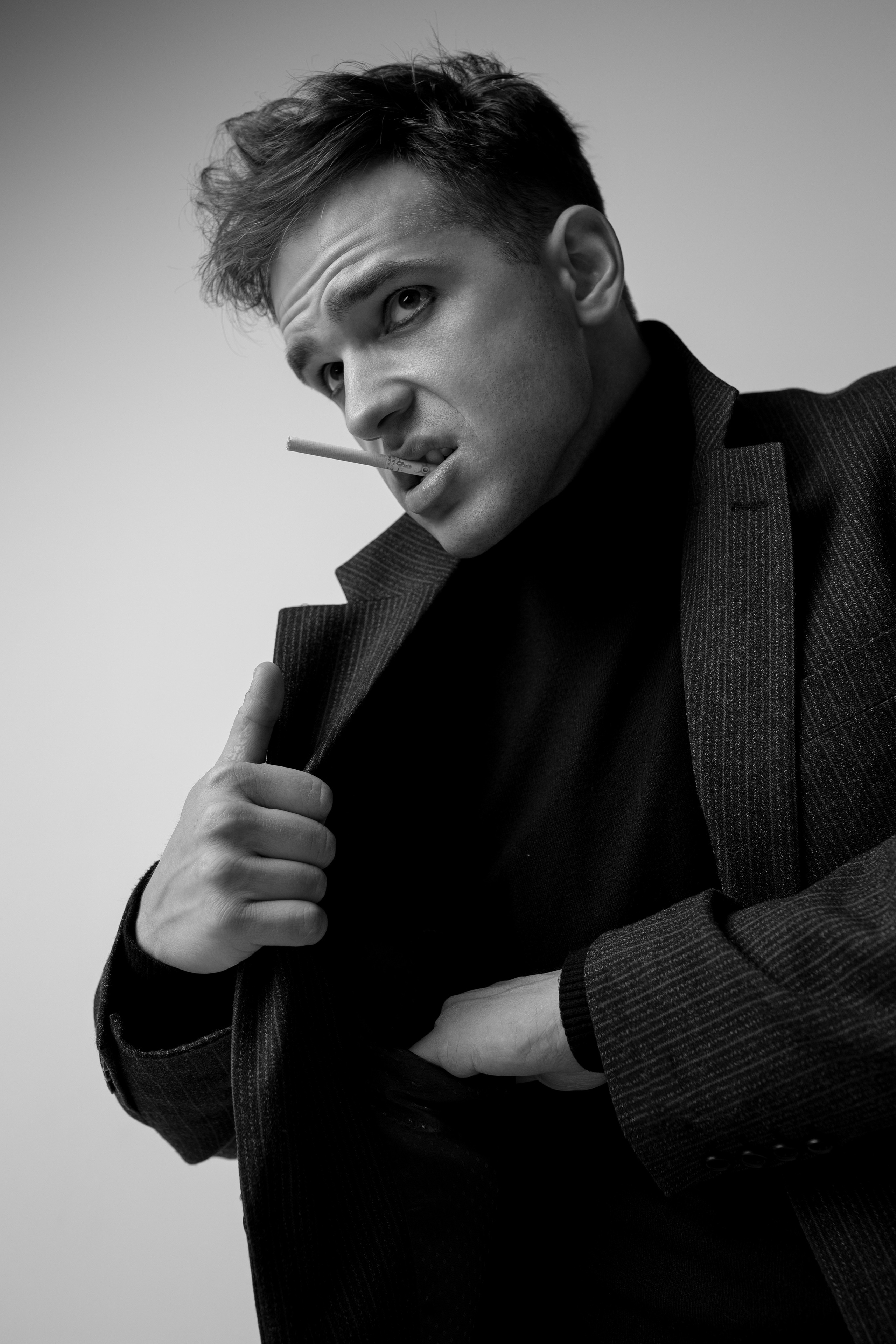 Фотосессия актёра Владислава Чербаева в студии с противогазом и без. Фотограф в Москве Анна Яковлева