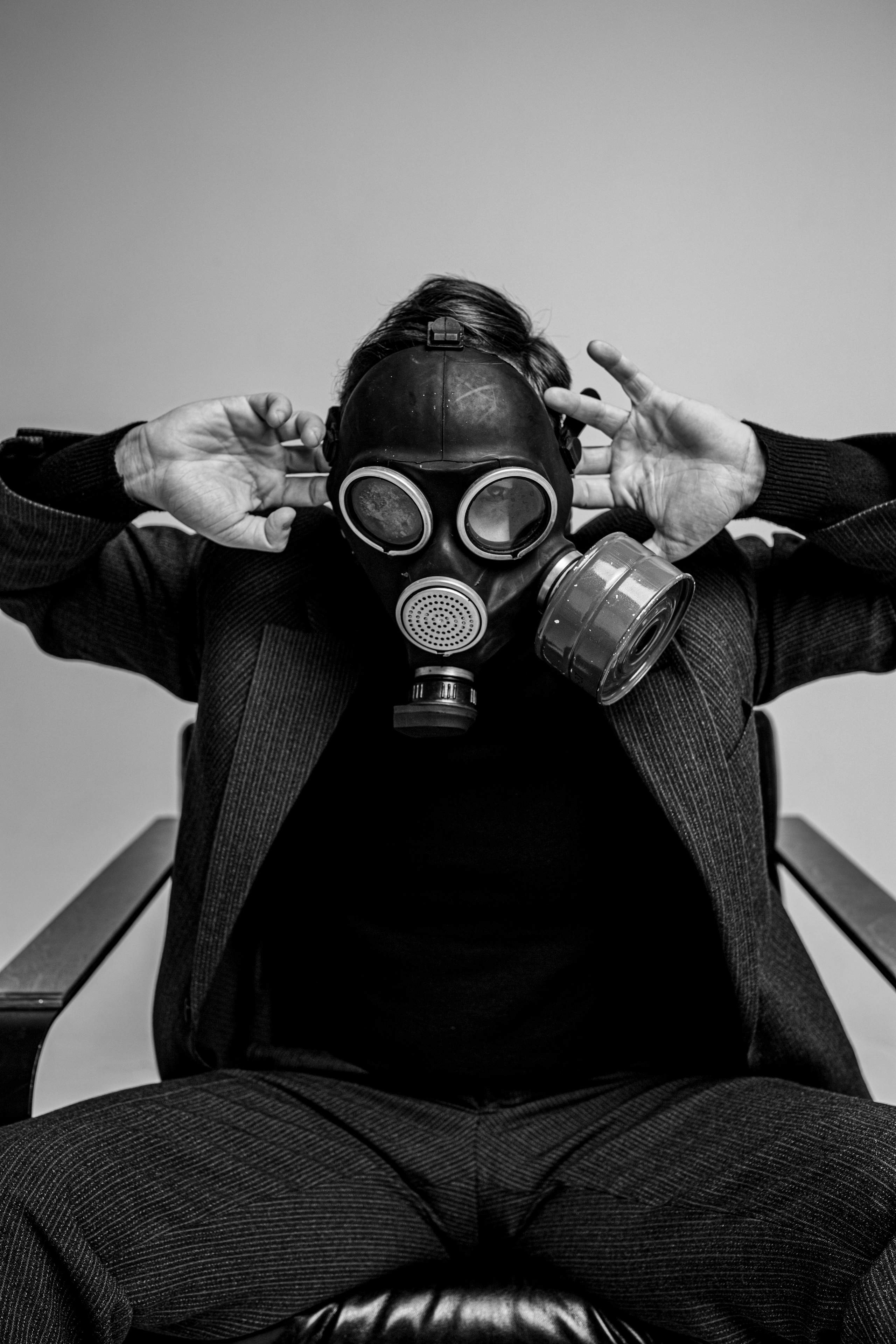 Фотосессия актёра Владислава Чербаева в студии с противогазом и без. Фотограф в Москве Анна Яковлева