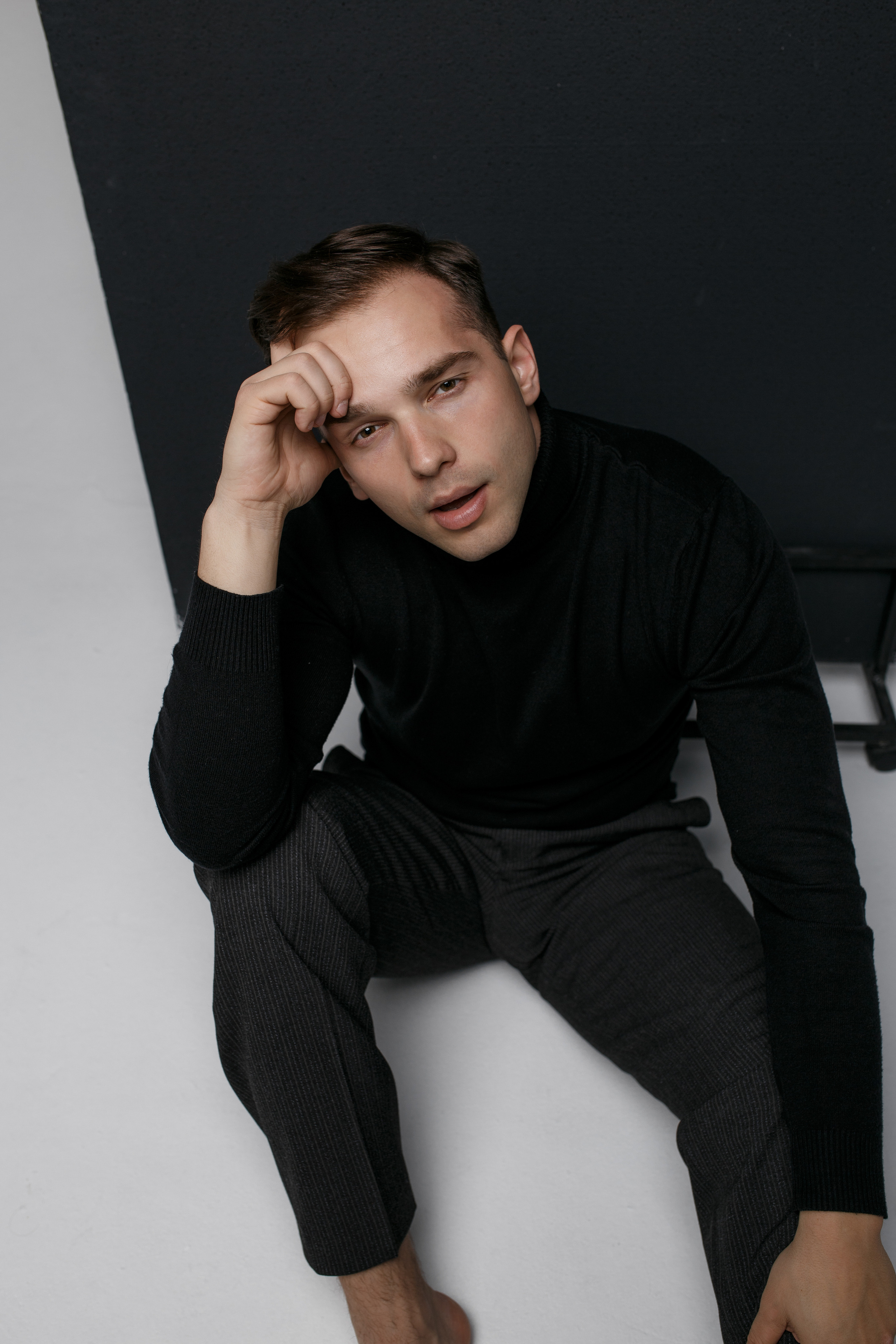 Парень сидит на полу и задумался