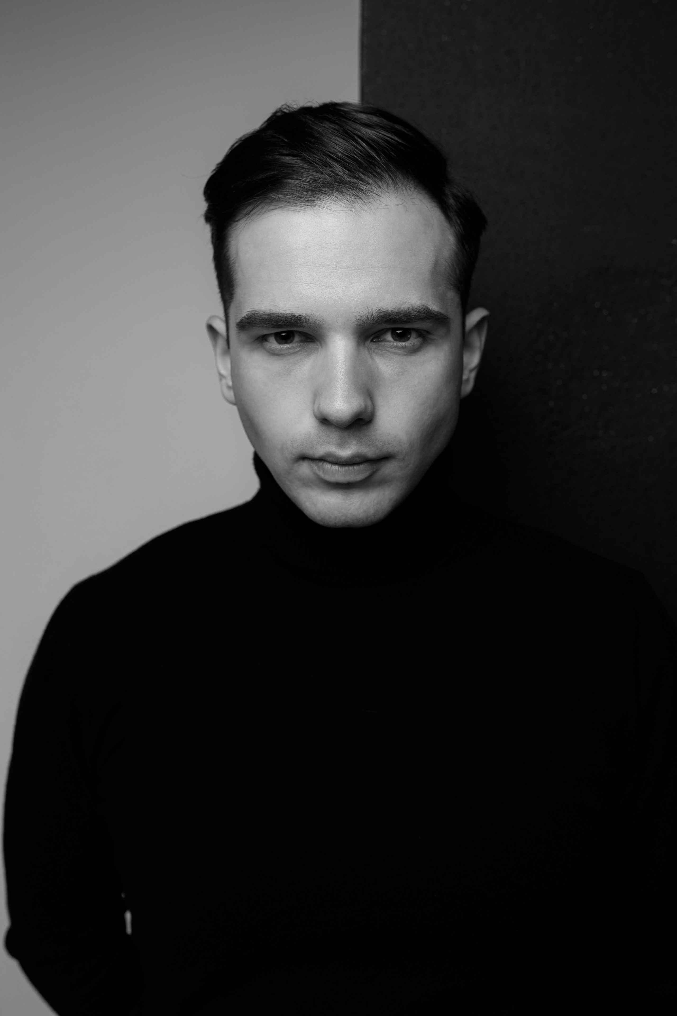 Фотосессия актёра Владислава Чербаева в студии с противогазом и без. Фотограф в Москве Анна Яковлева