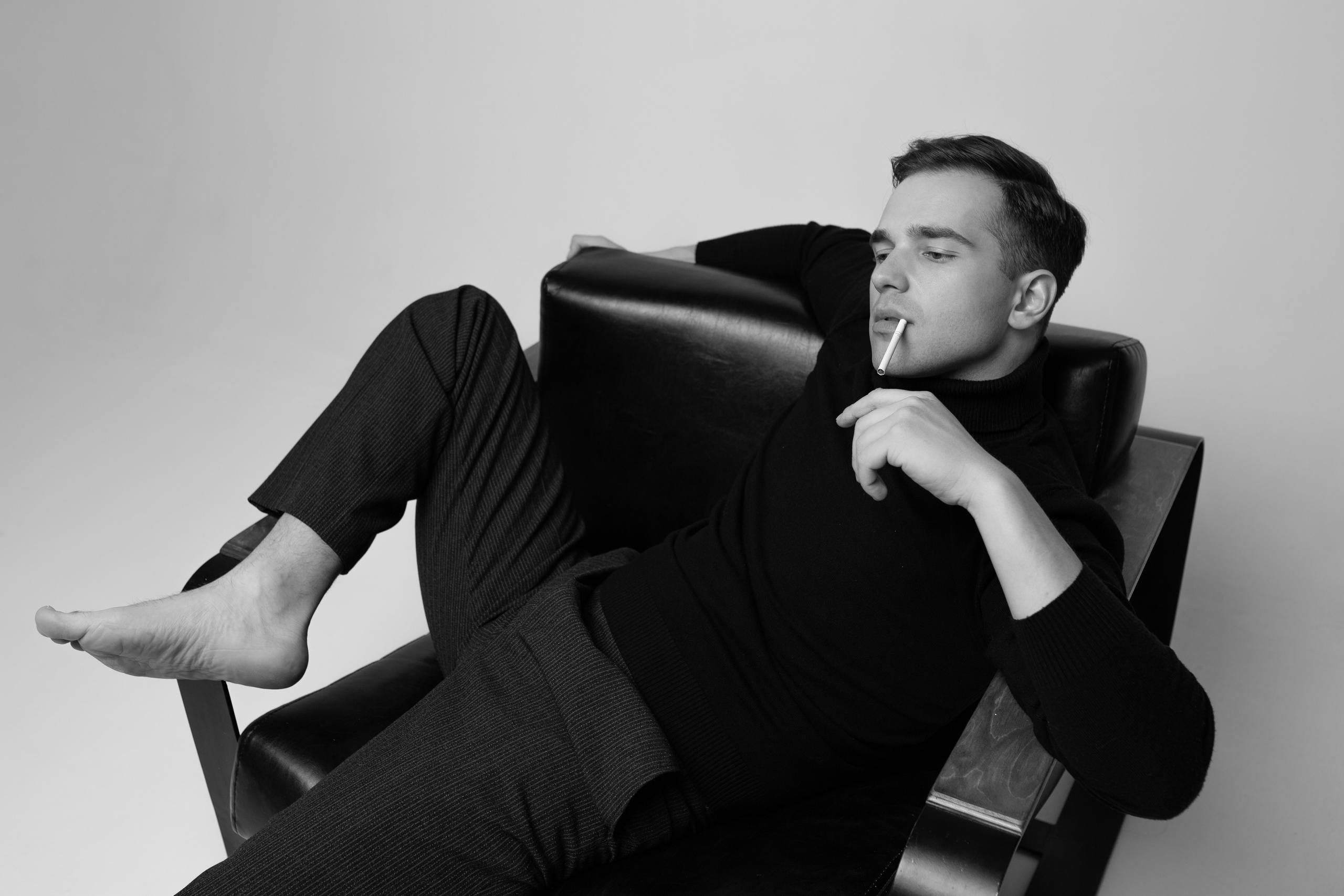 Фотосессия актёра Владислава Чербаева в студии с противогазом и без. Фотограф в Москве Анна Яковлева