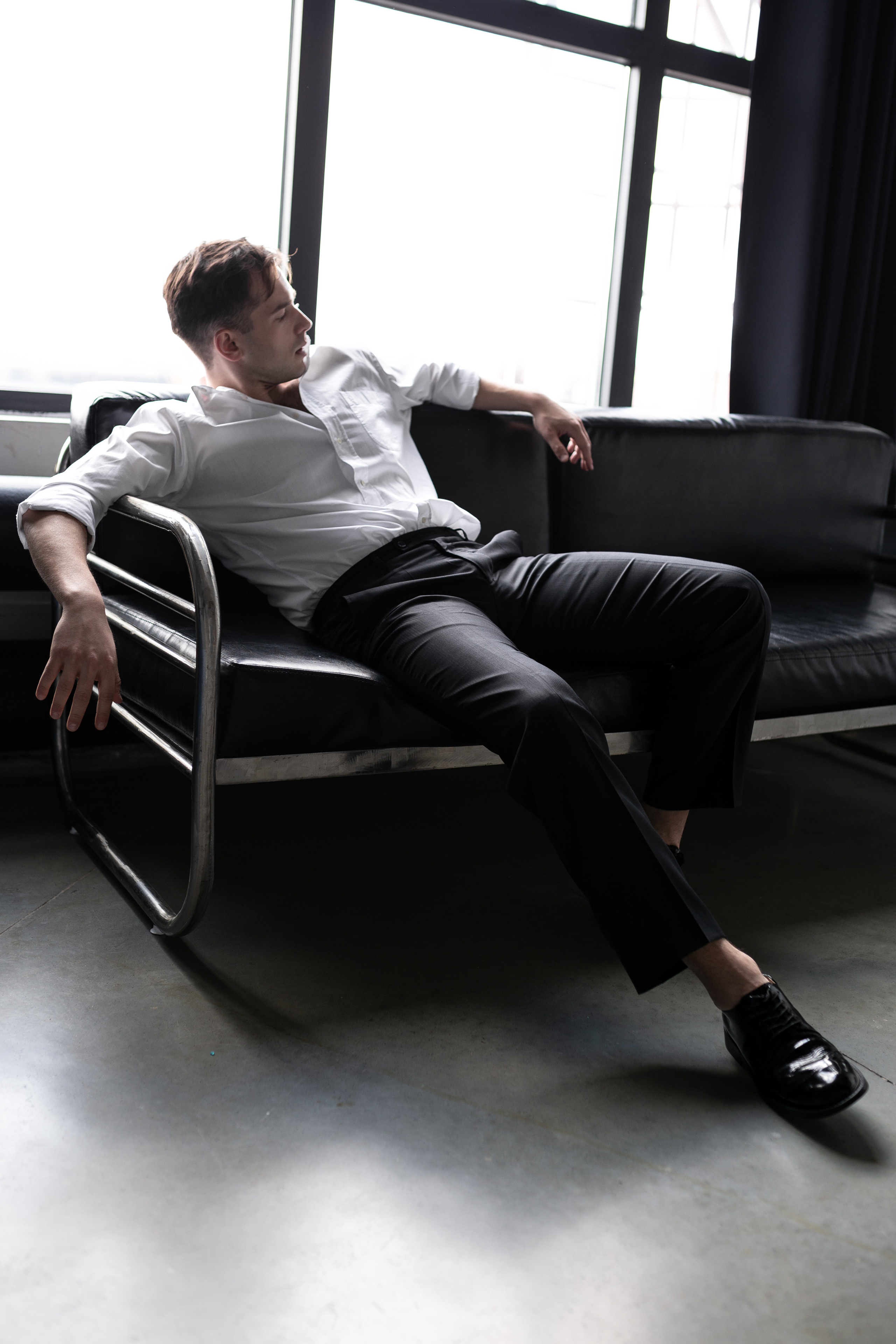 Фотосессия актёра Владислава Чербаева в студии с противогазом и без. Фотограф в Москве Анна Яковлева