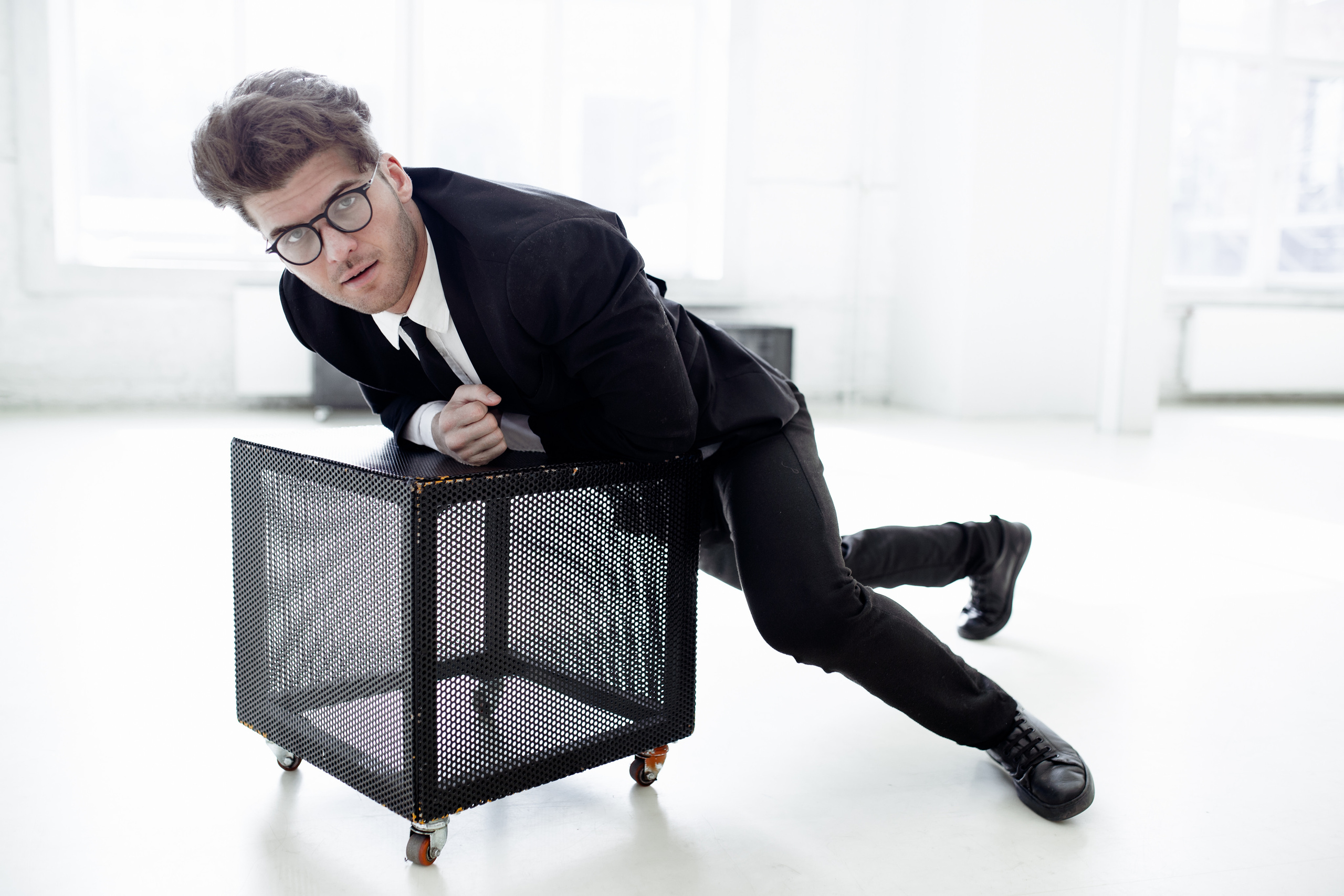 Фотосессия актёра Владислава Картамышева в арт-пространстве Флакон. Фотограф в Москве Анна Яковлева