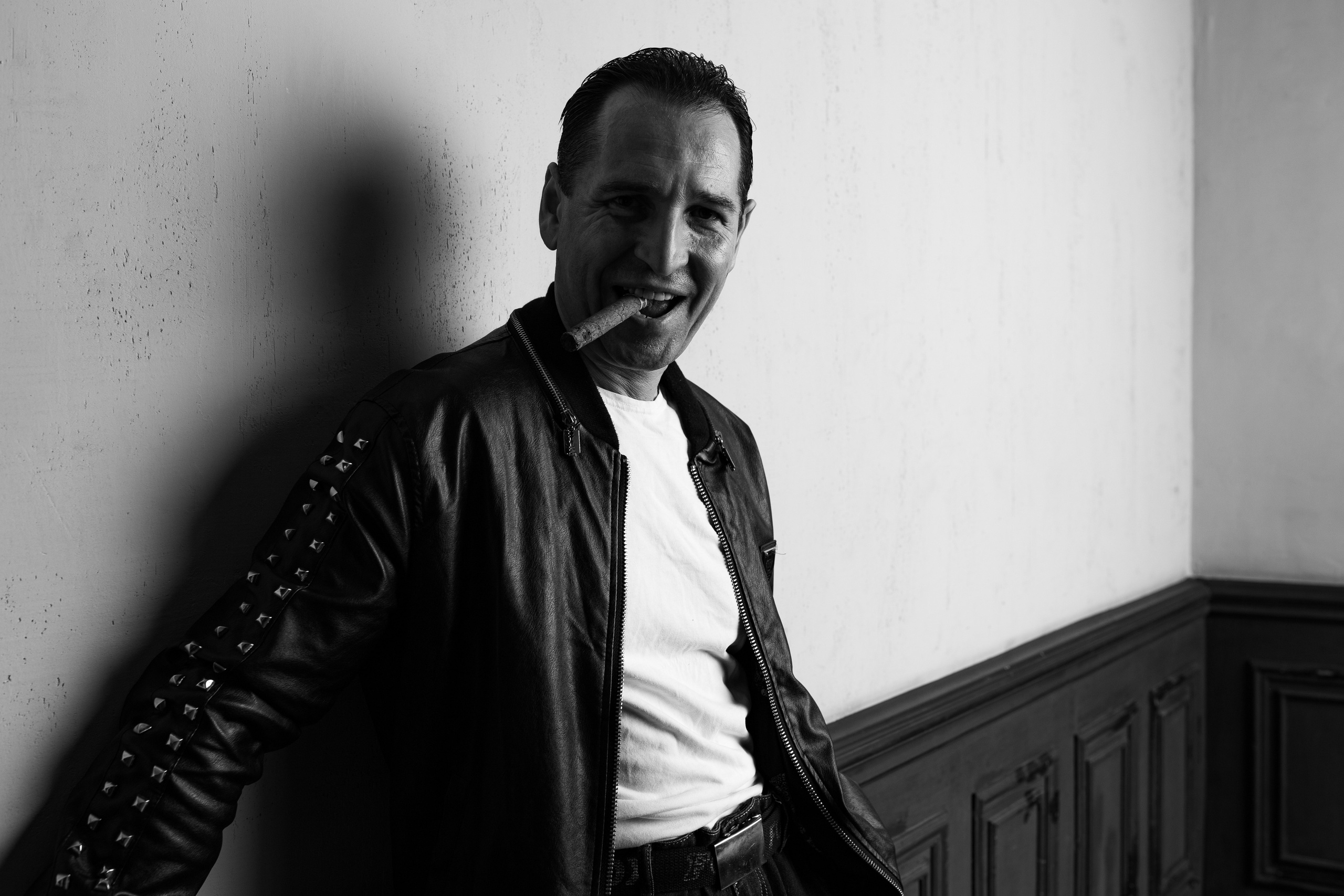 Актёр Олег Карин курит сигару